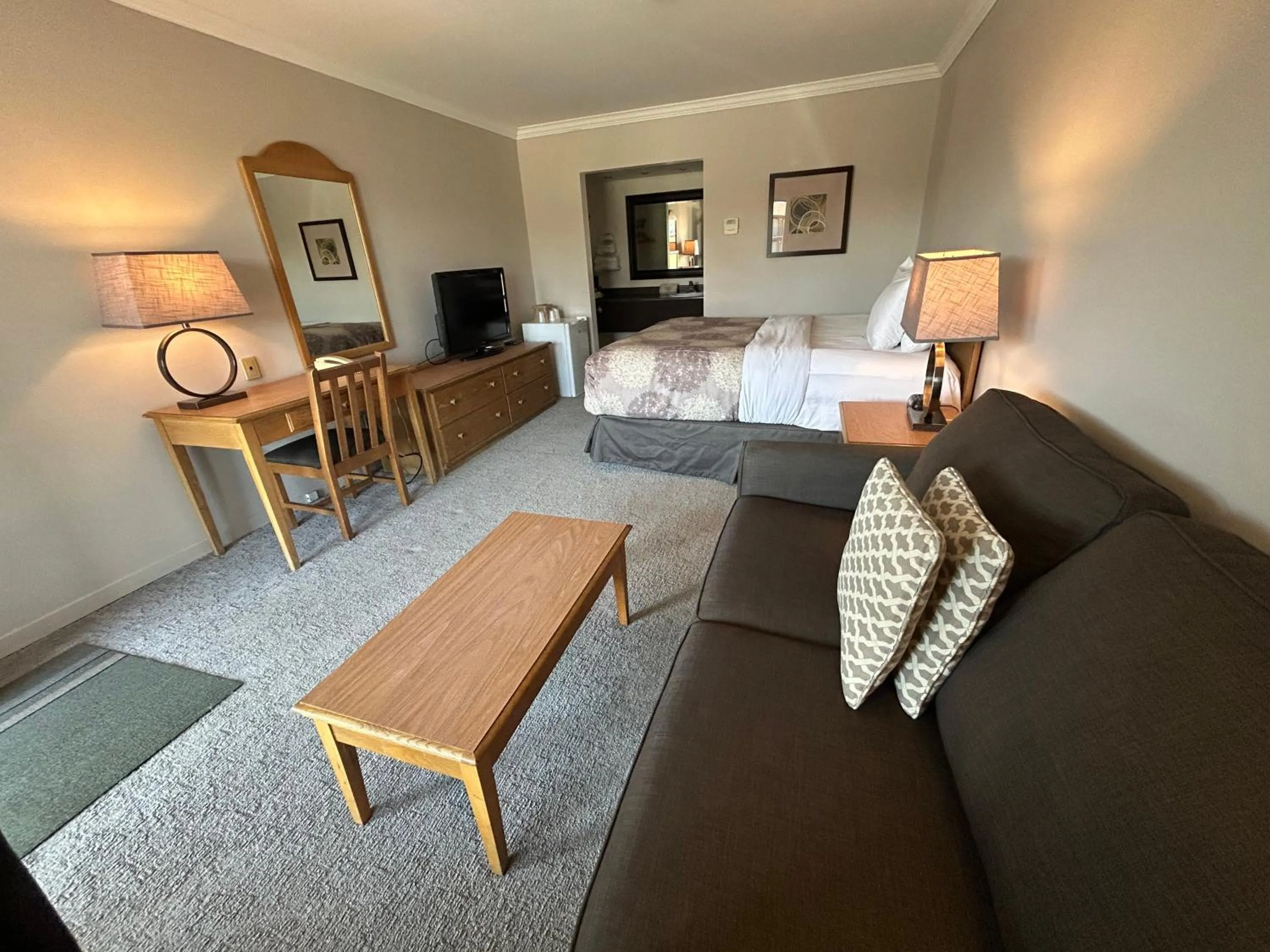 King Suite in Rideau Heights Inn