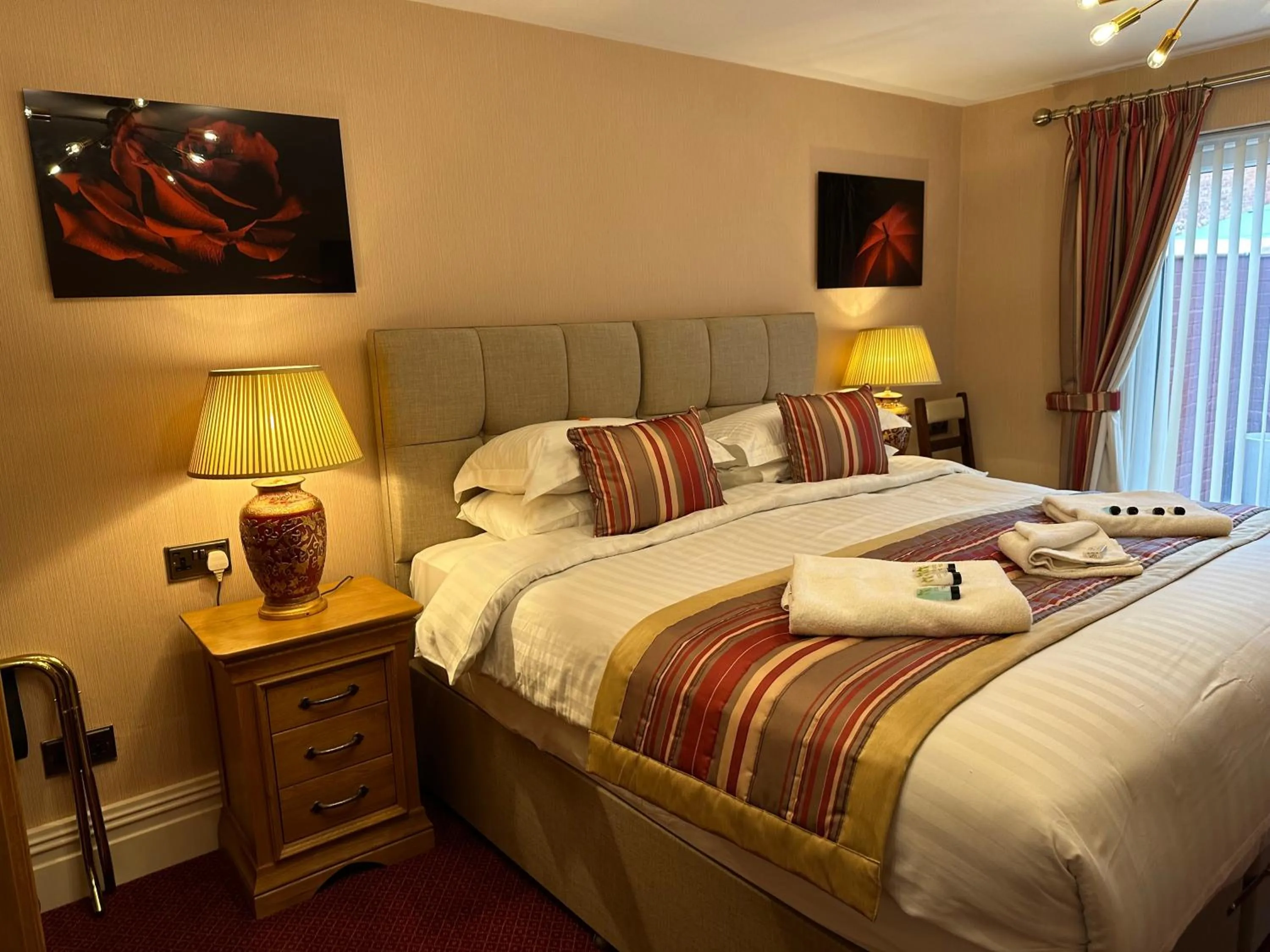 Deluxe Double or Twin Room with Ensuite & Jacuzzi Bath in Chester House Guest House