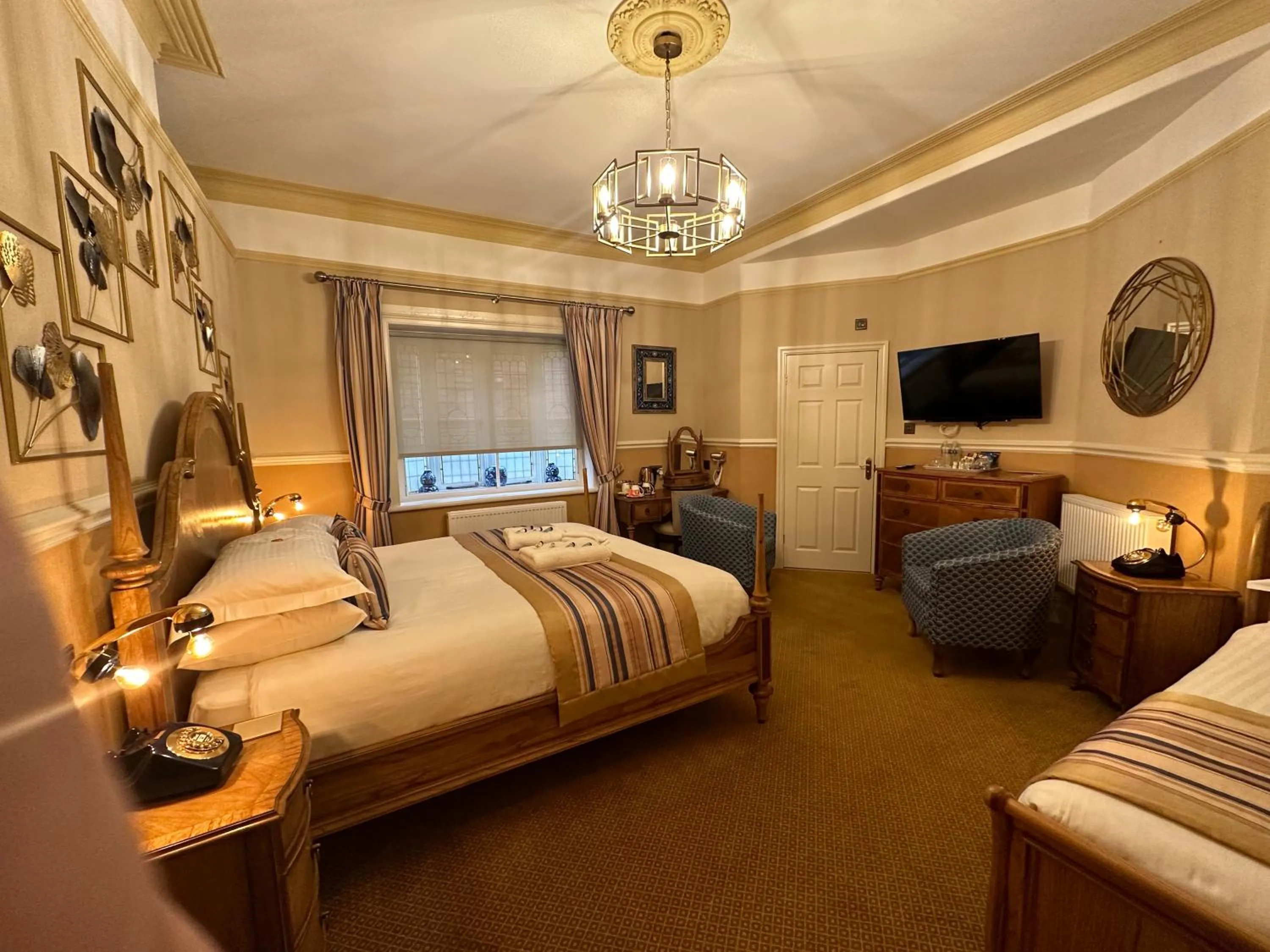 Super Deluxe Triple Room with Ensuite & Jacuzzi Bath in Chester House Guest House