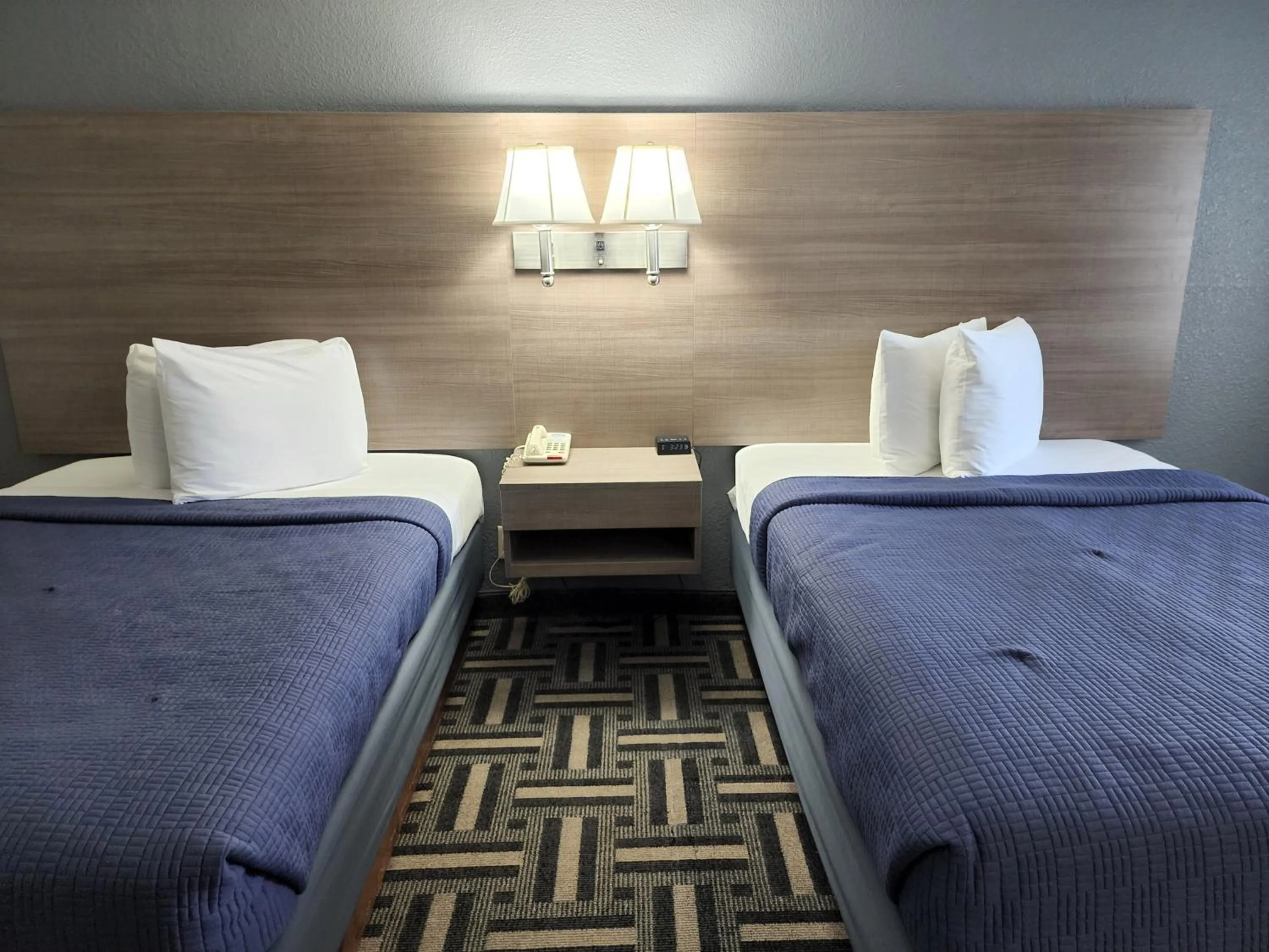 Deluxe Queen Room - single occupancy in Drakes Creek Inn - formerly The Relax Inn