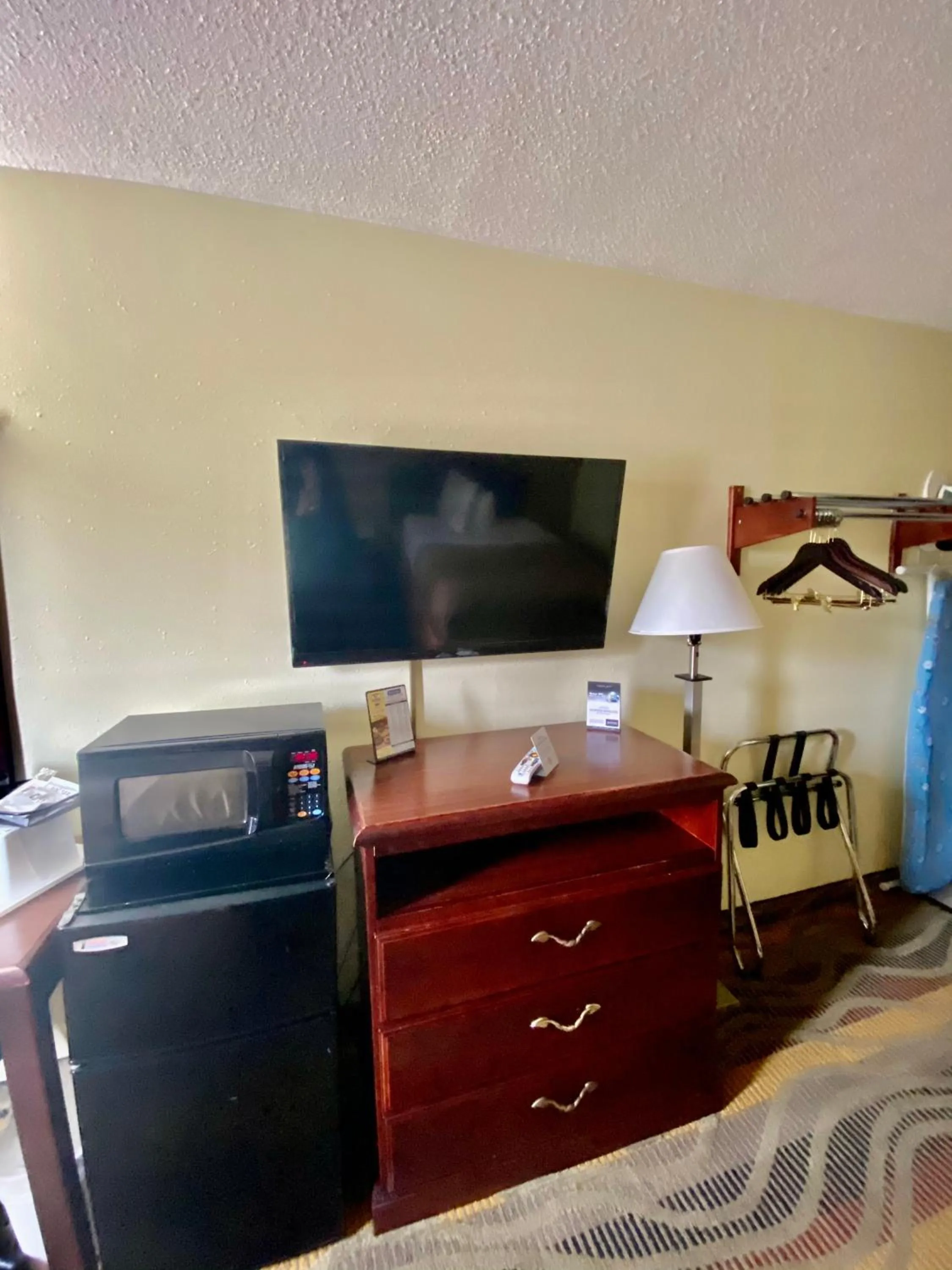 Queen Room - Non-Smoking/Upper Floor in Travelodge by Wyndham La Porte/Michigan City Area
