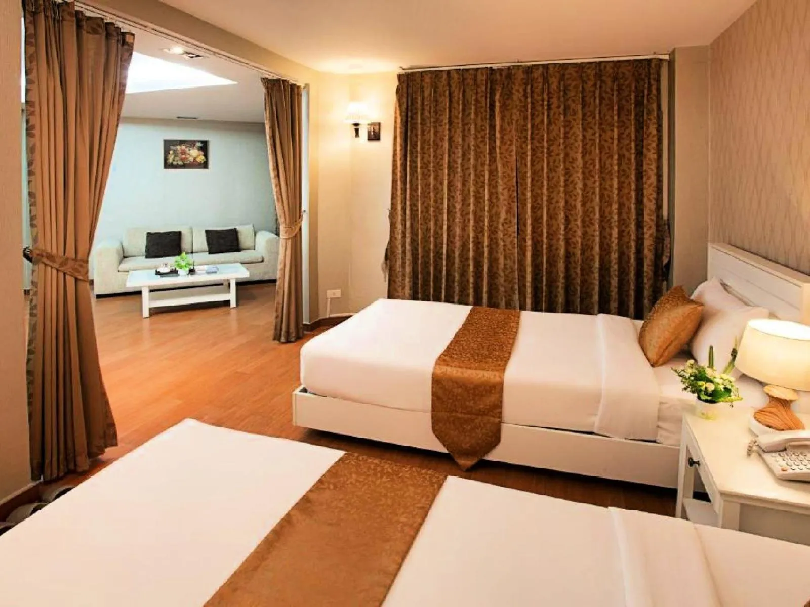 Luxury Suite in Summit Pavilion Hotel