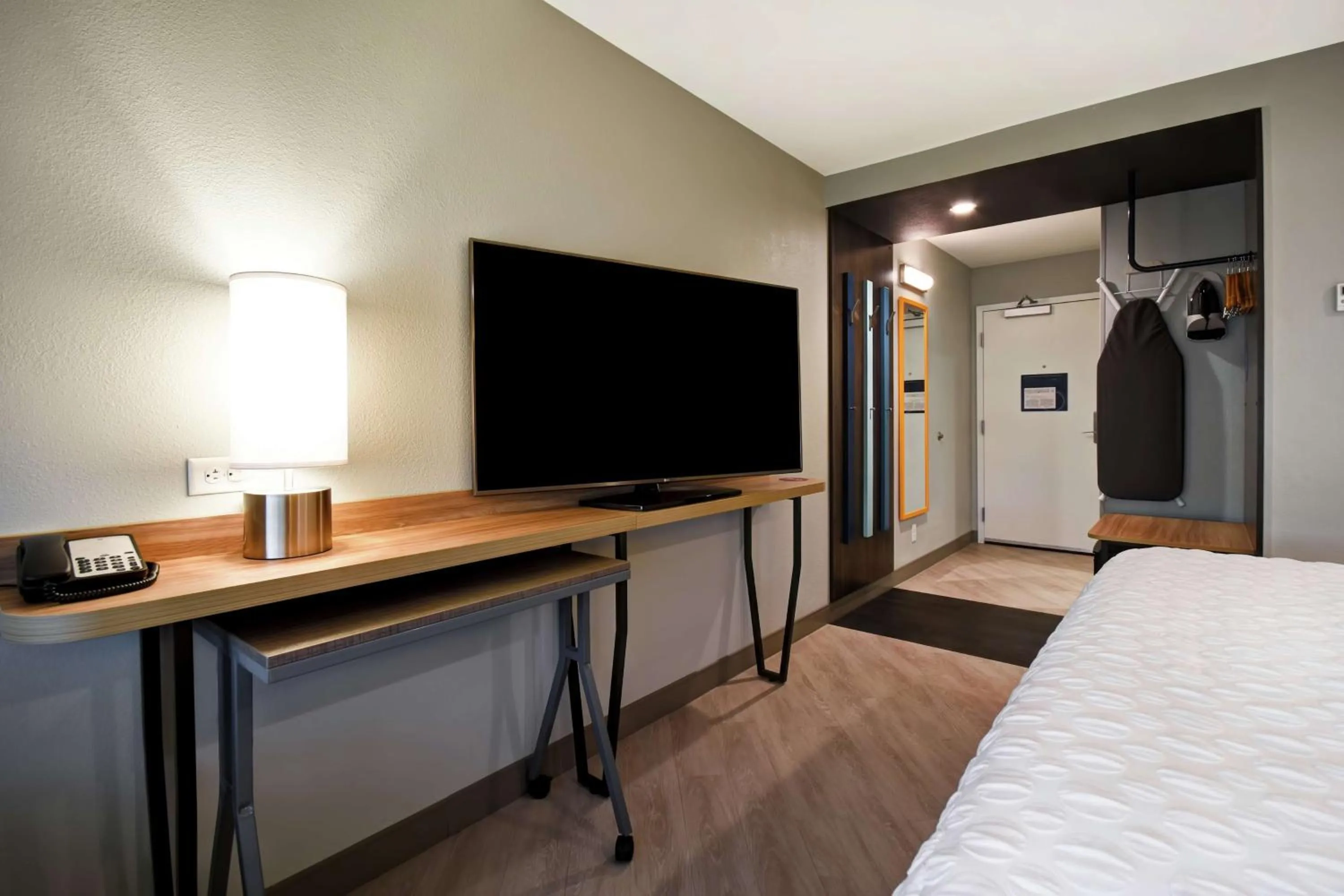 King Room with Roll-In Shower - Mobility Access in Tru By Hilton Smyrna Nashville