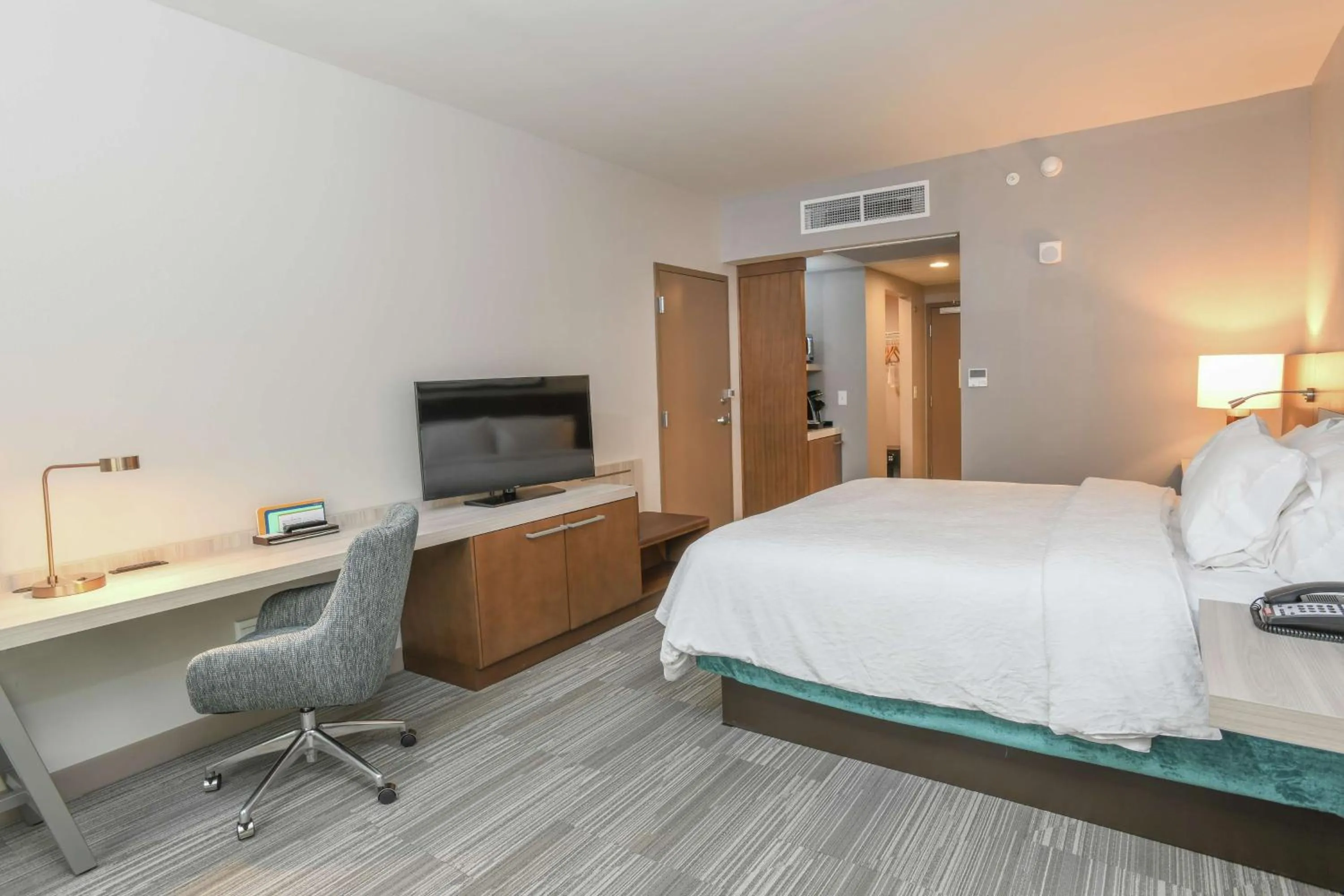 King Room with Accessible Tub - Mobility Access in Hilton Garden Inn Cincinnati Midtown