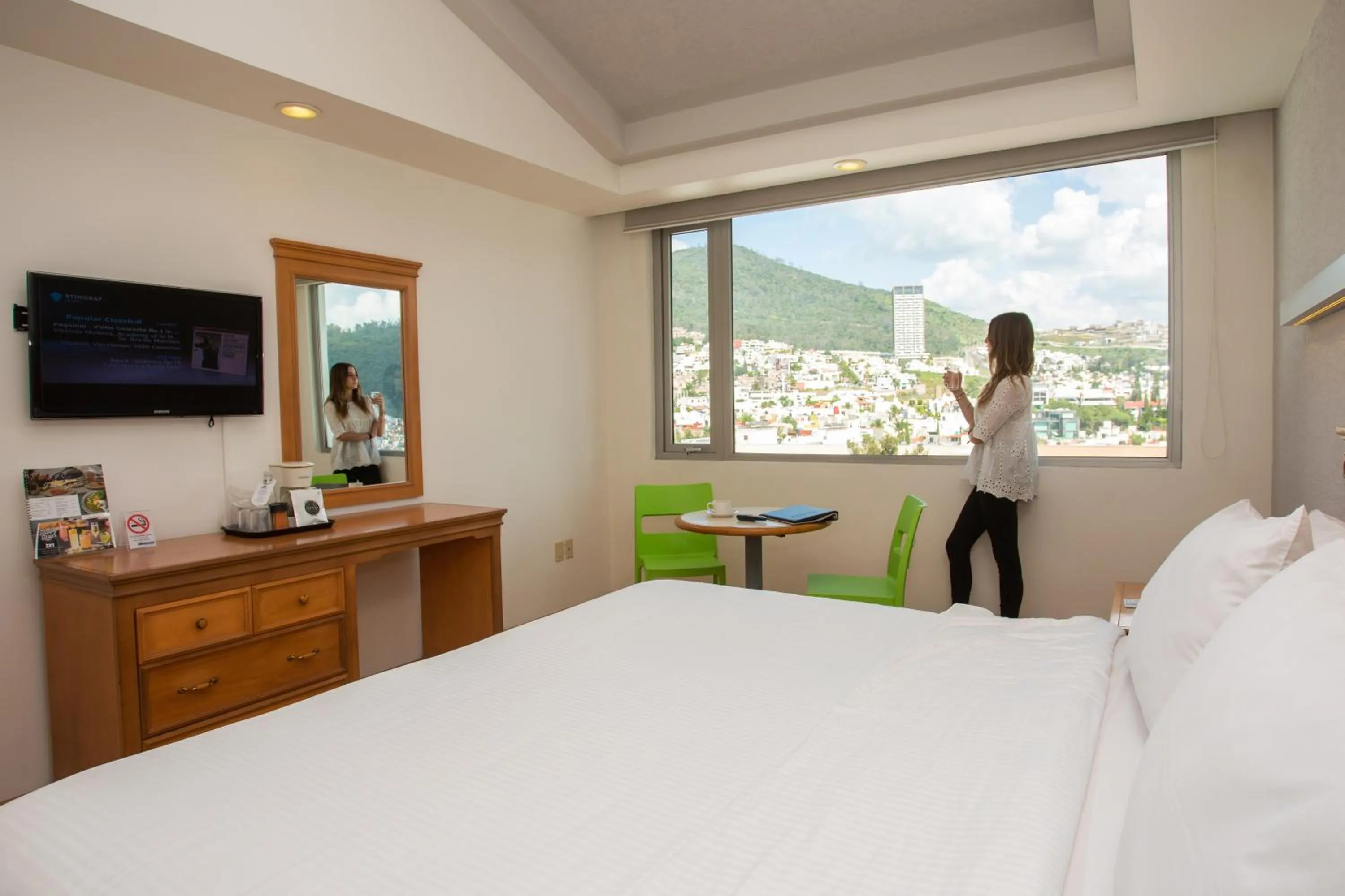 Plus King Room in Hotel Horizon & Convention Center