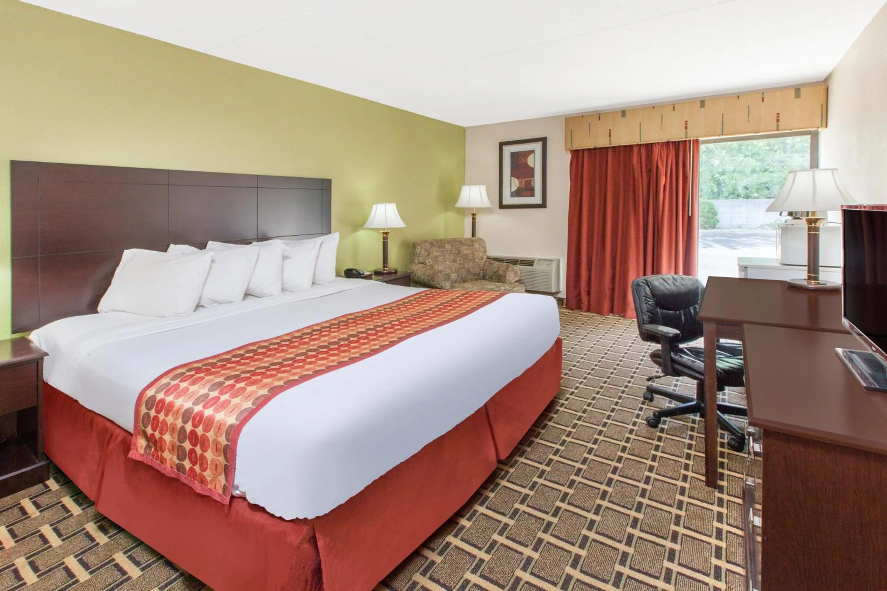 King Room - Non-Smoking in Days Inn & Suites by Wyndham Madison Heights MI