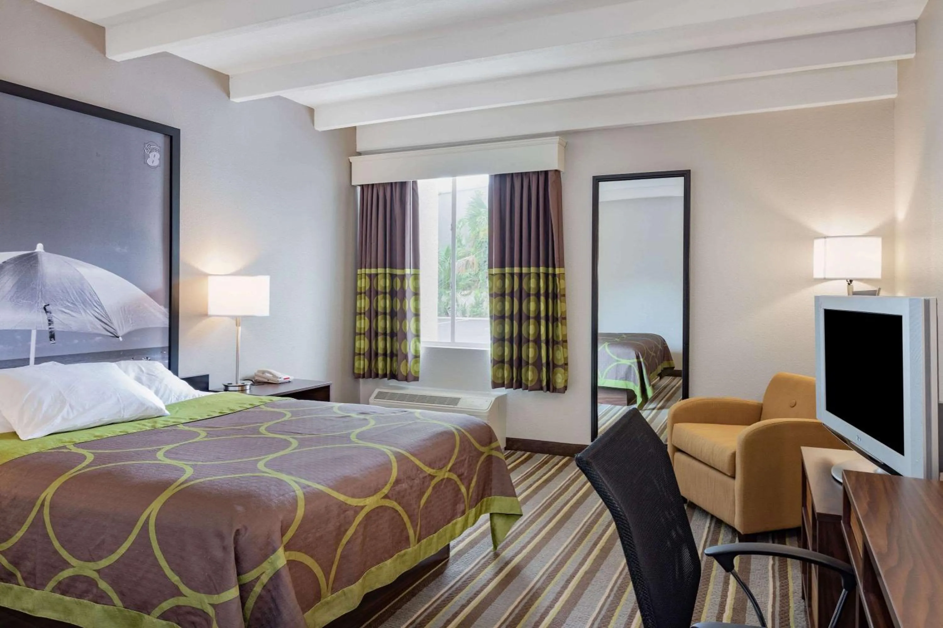 Queen Room - Non-Smoking in Super 8 by Wyndham Melbourne