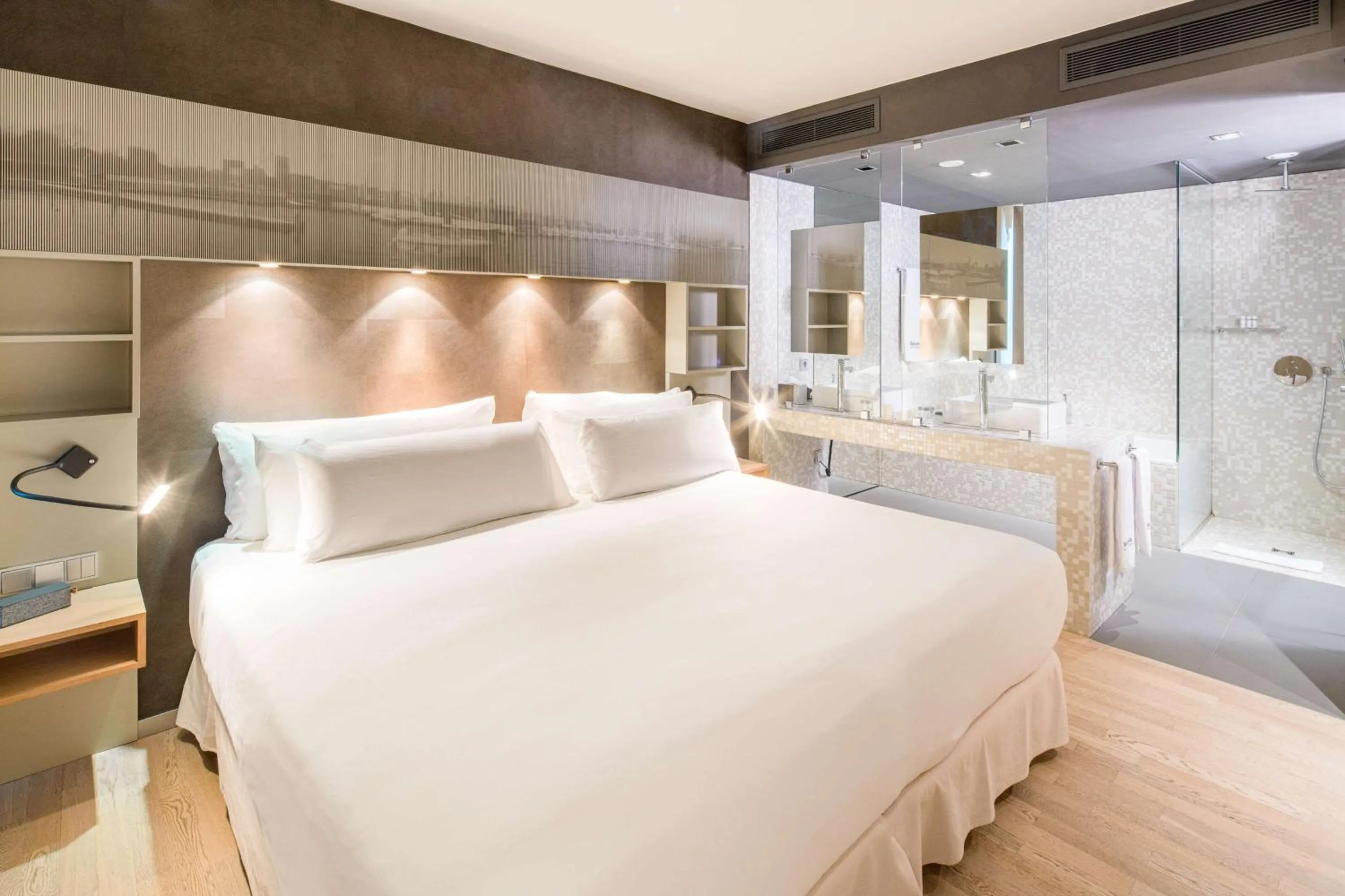 Deluxe Junior Suite (2 Adults + 2 Children) in Barceló Hamburg