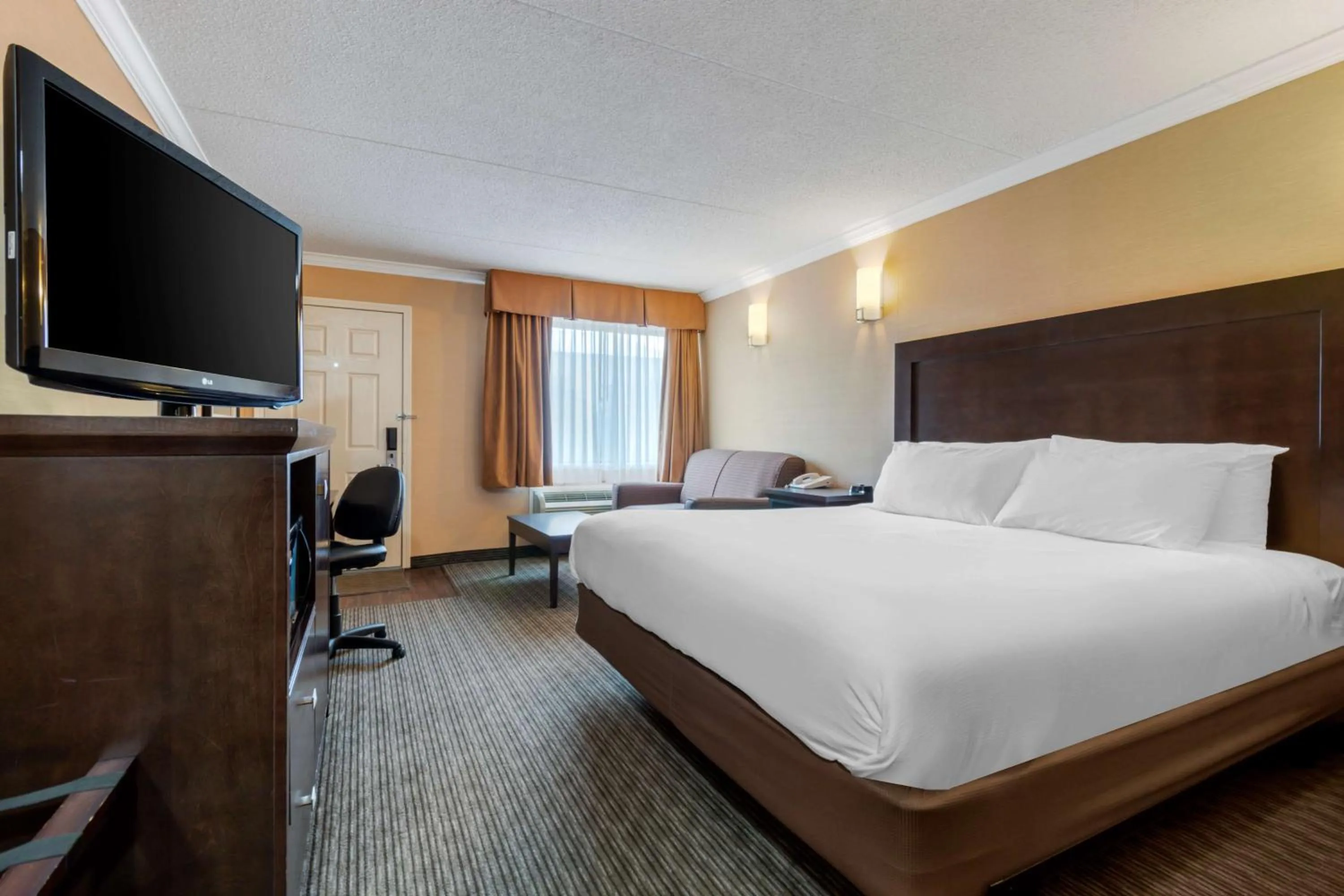 King Room- King Bed with Seating Area in Best Western Plus Dryden Hotel and Conference Centre