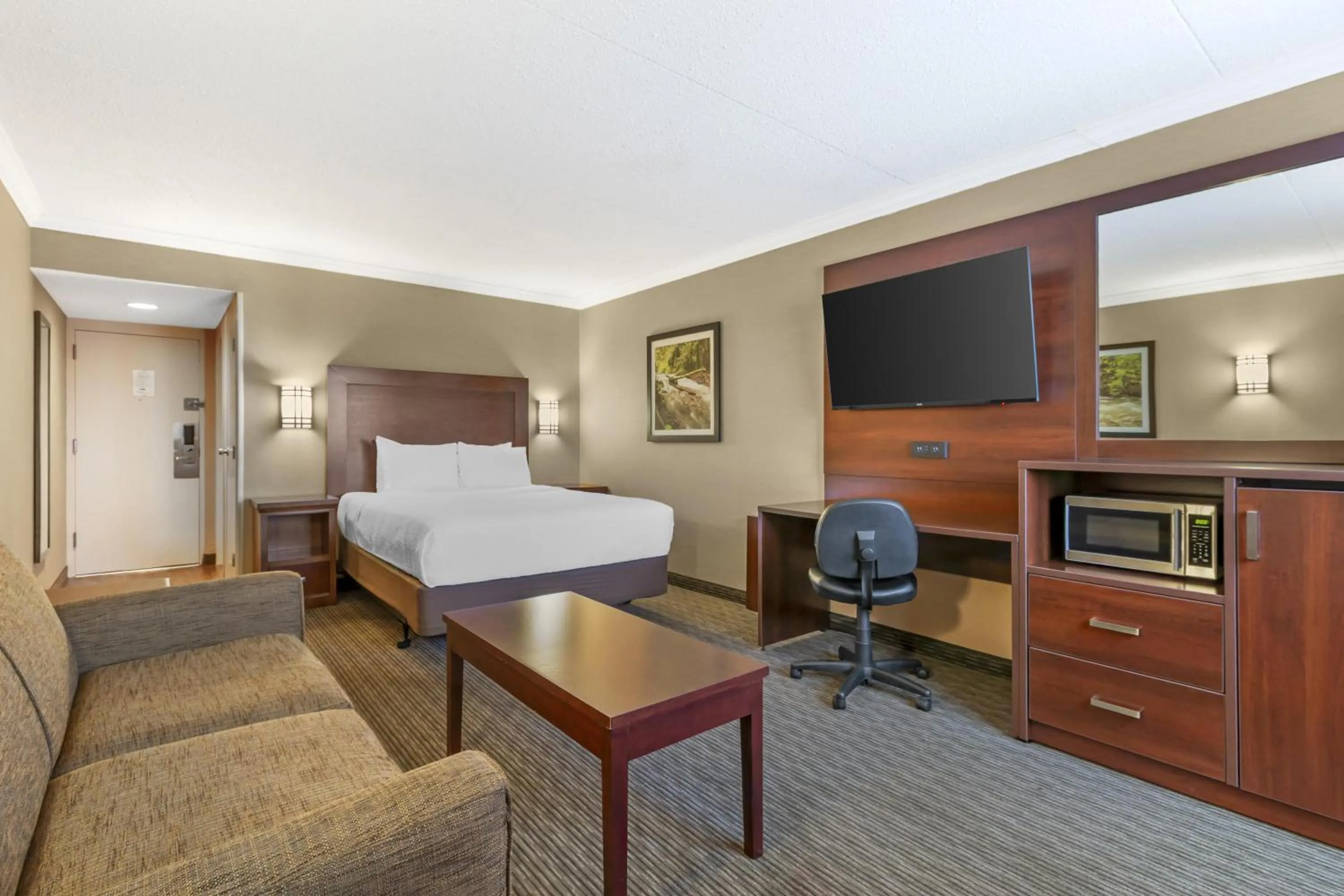 Queen Room with Work Desk - Non-Smoking/Ground Floor in Best Western Plus Dryden Hotel and Conference Centre