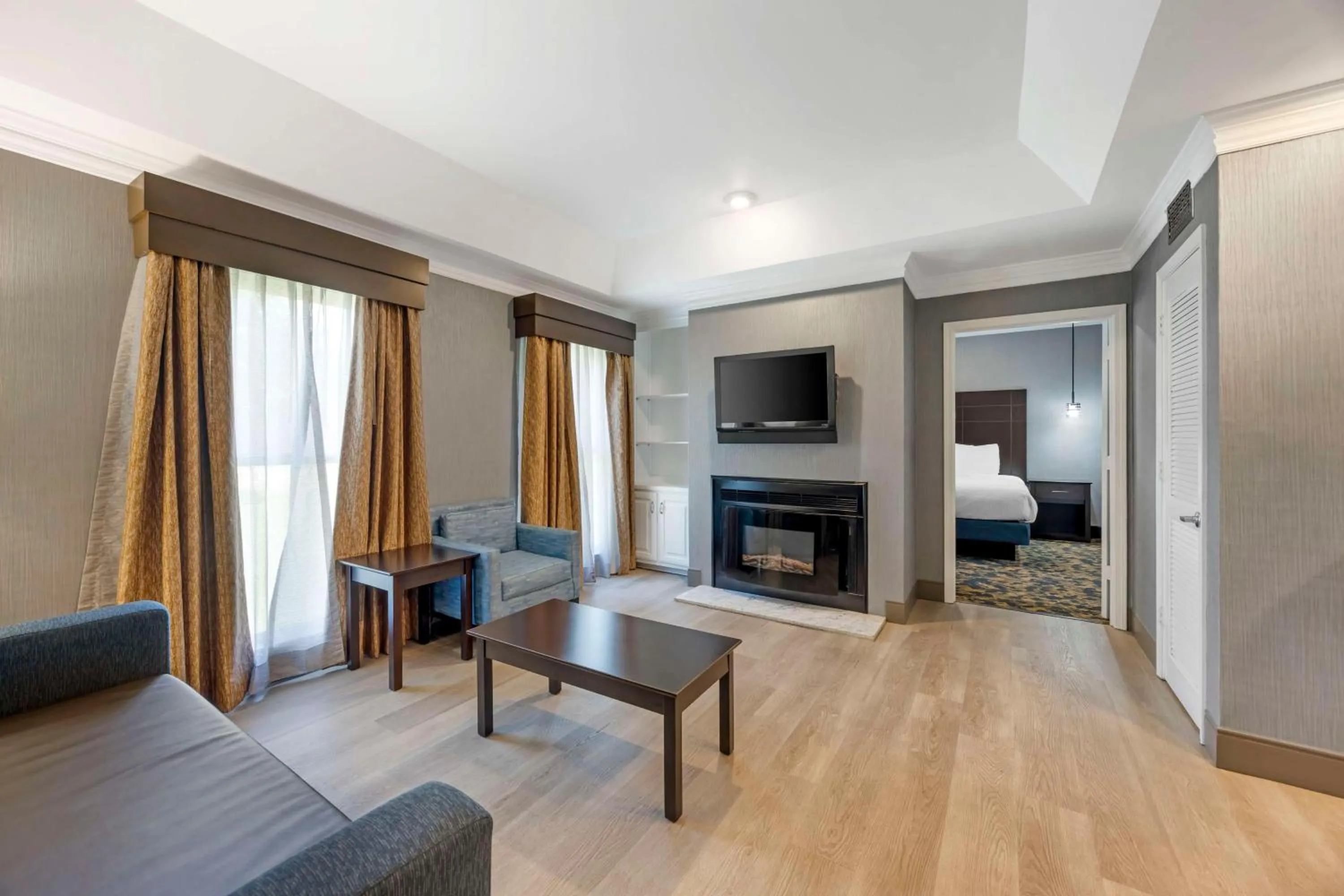 King Suite with One King Bed and Sofa Bed - Non-Smoking in Best Western Brentwood