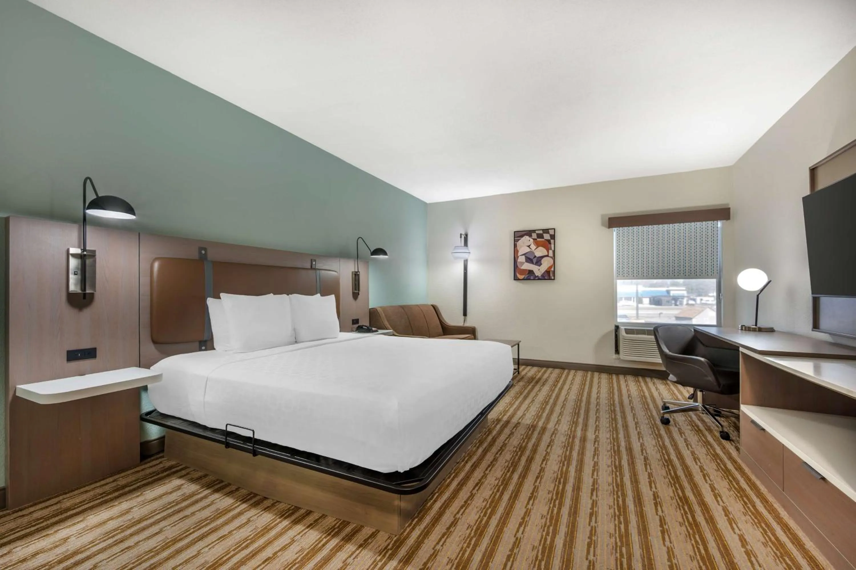 King Room with Roll-In Shower and Sofa Bed - Mobility Accessible/Non-Smoking in Best Western Plus Richmond Indiana I-70