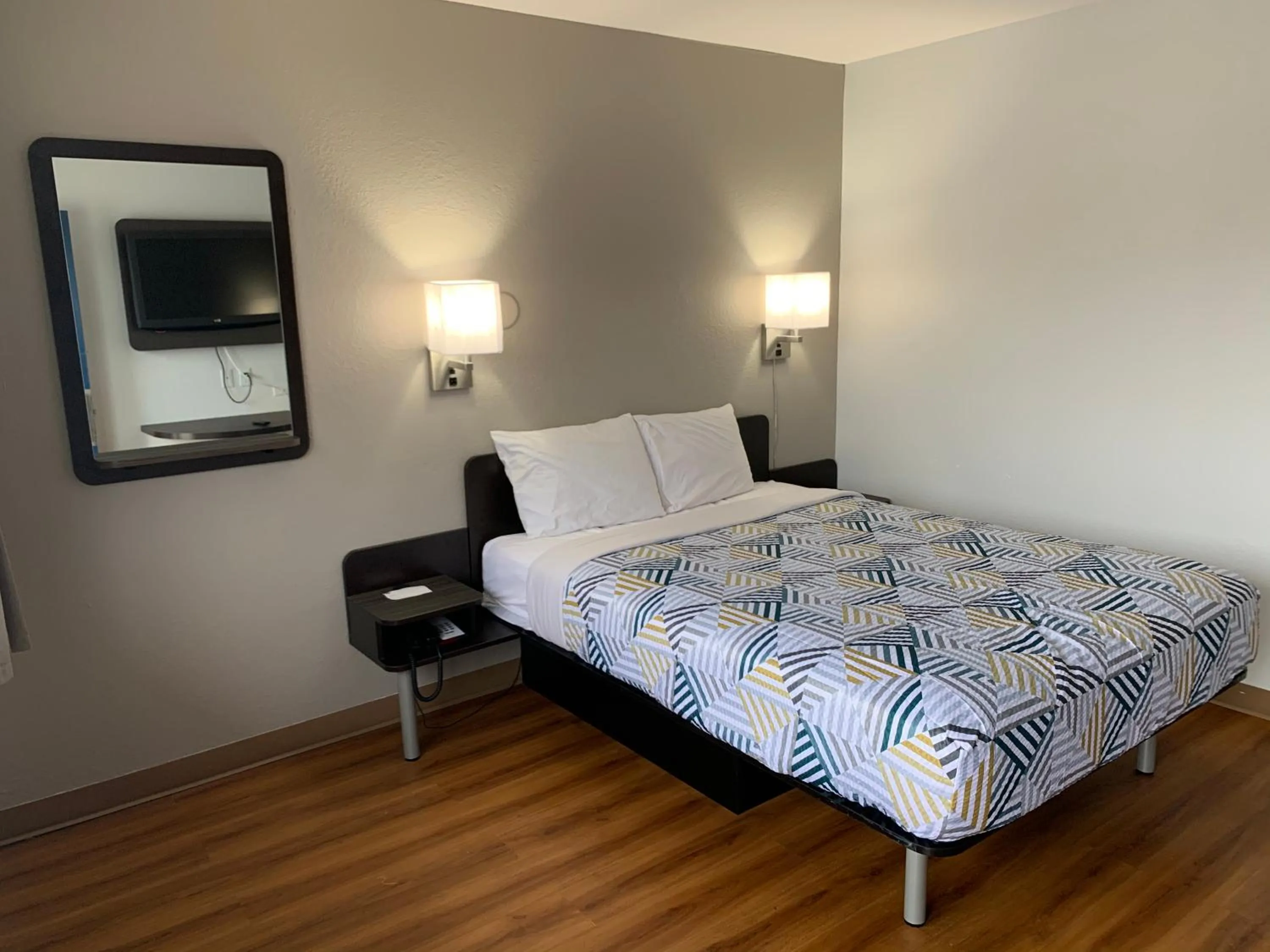 Queen Room - Non-Smoking in Motel 6-Dayton, OH