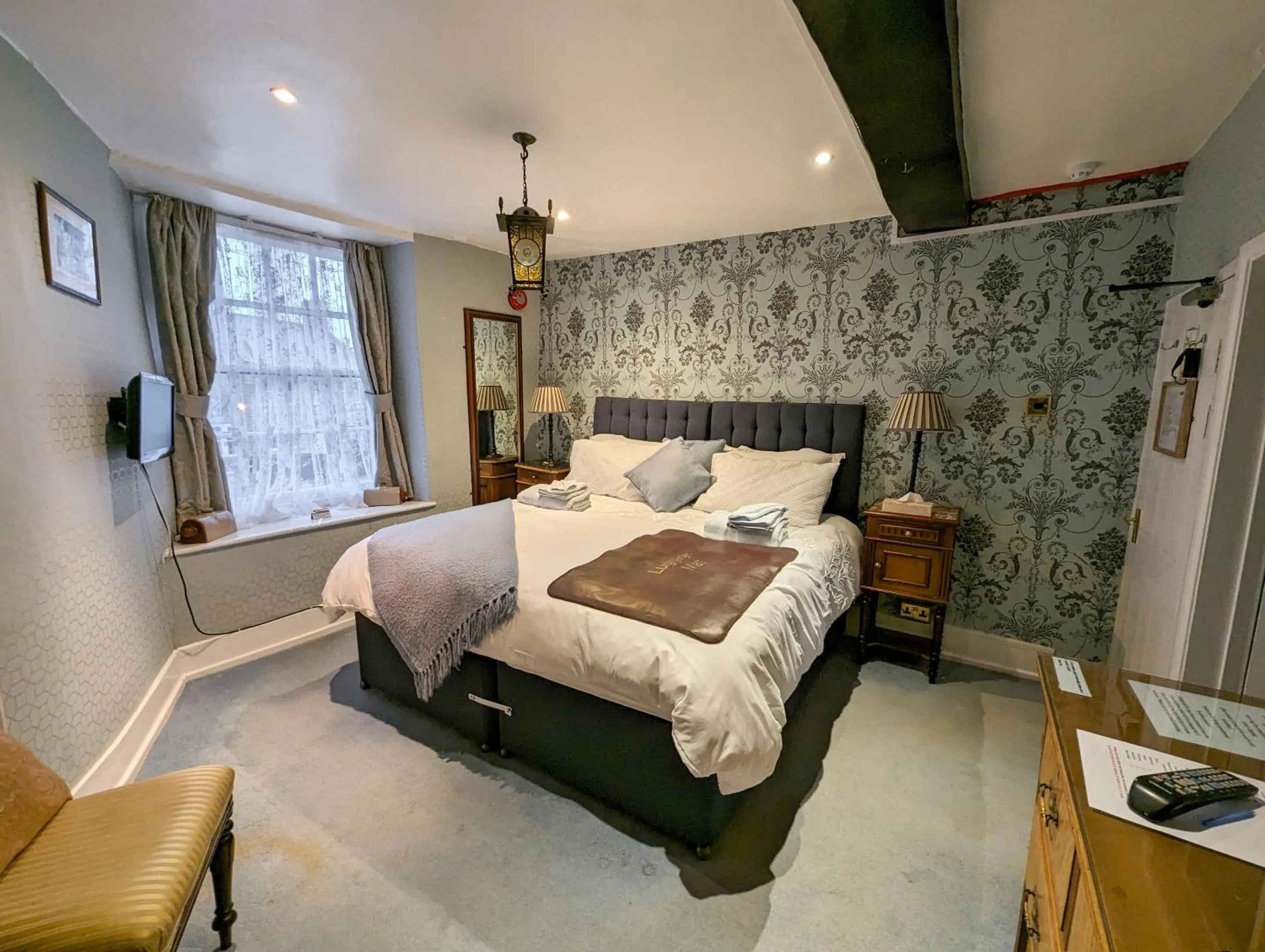 Superior Twin Room in Crown and Trumpet Inn