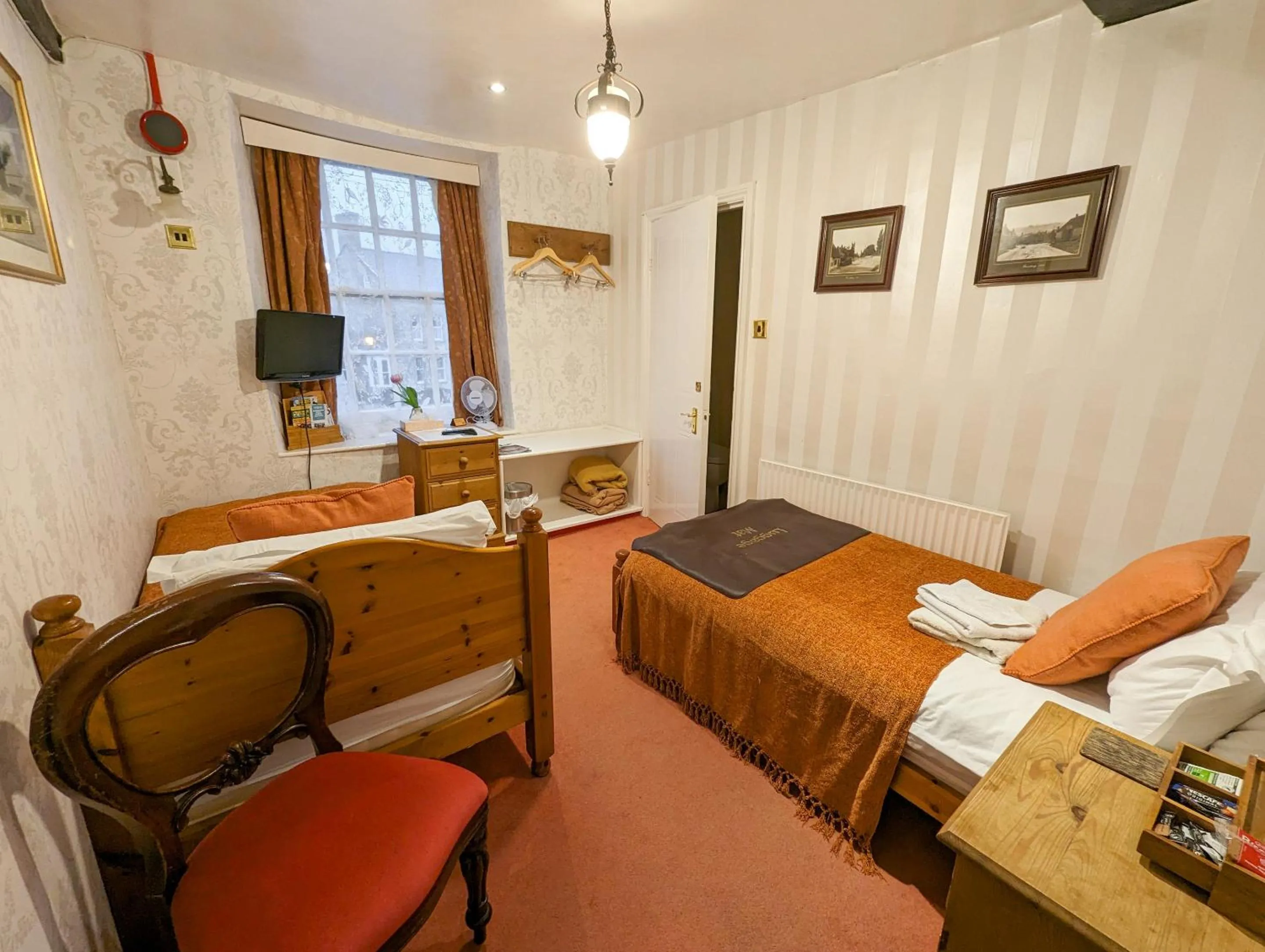 Standard Twin Room in Crown and Trumpet Inn