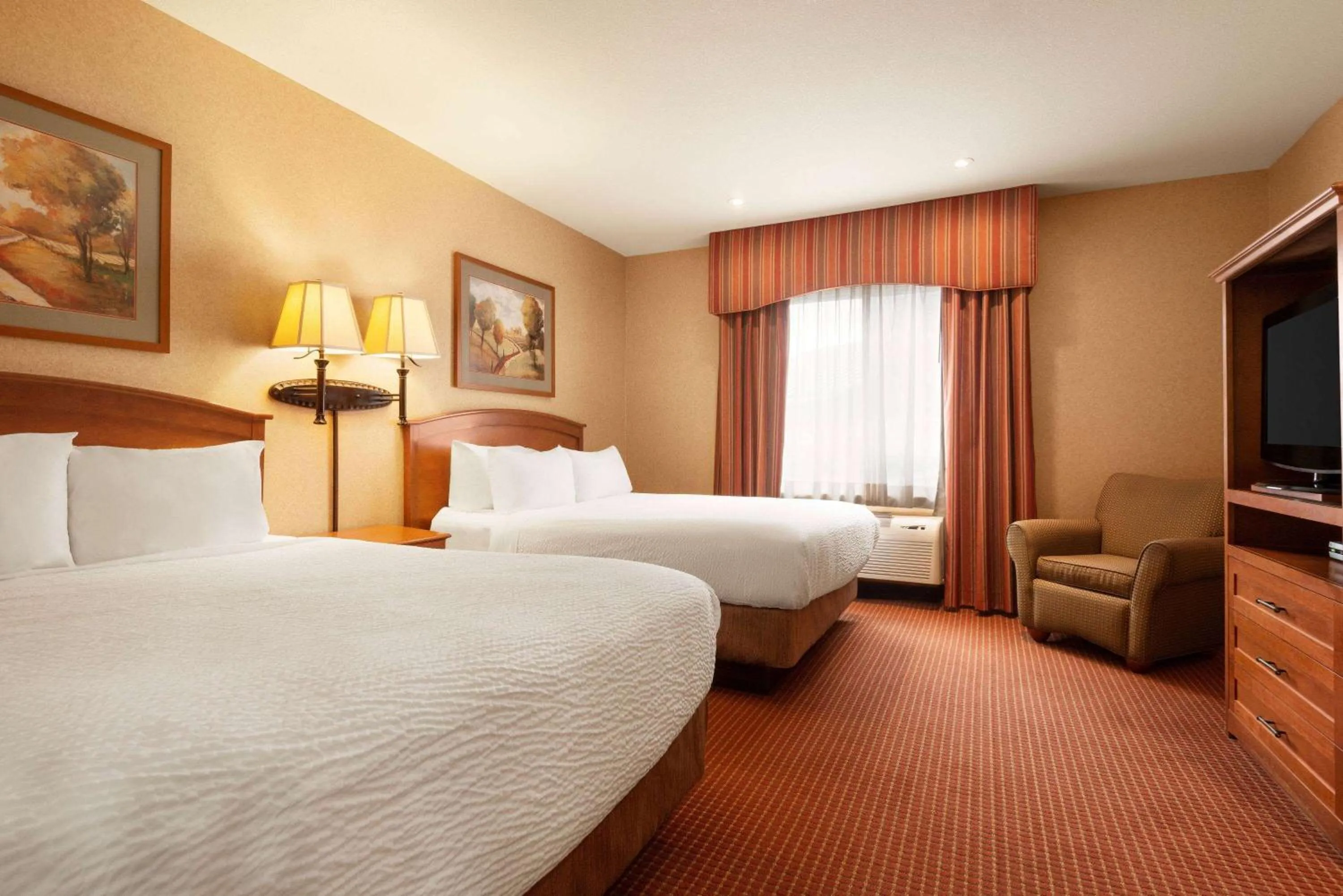 Deluxe Queen Suite with Two Queen Beds- Non-Smoking in Days Inn by Wyndham Swift Current