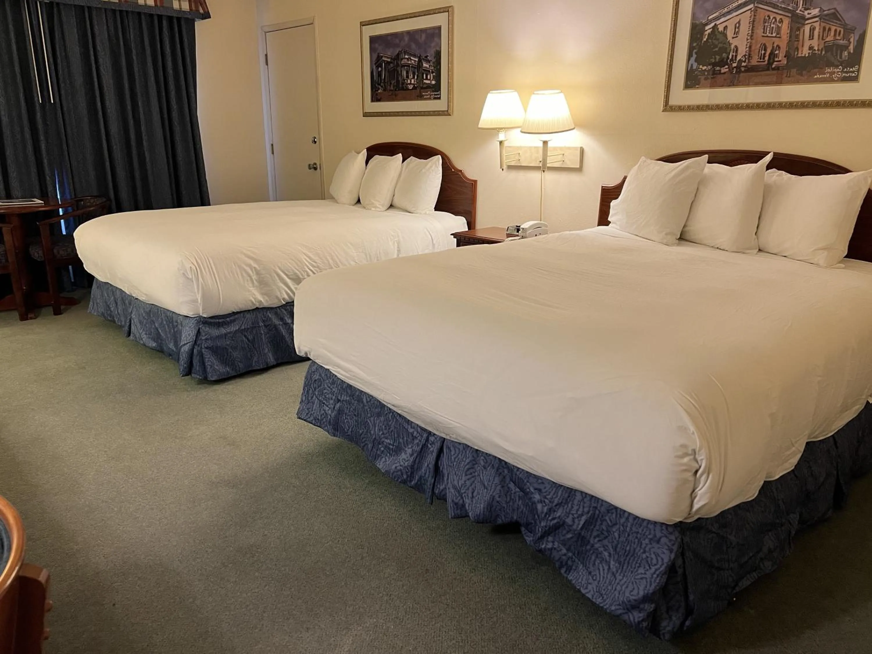 2 Queen Beds Non-Smoking in Hardman House