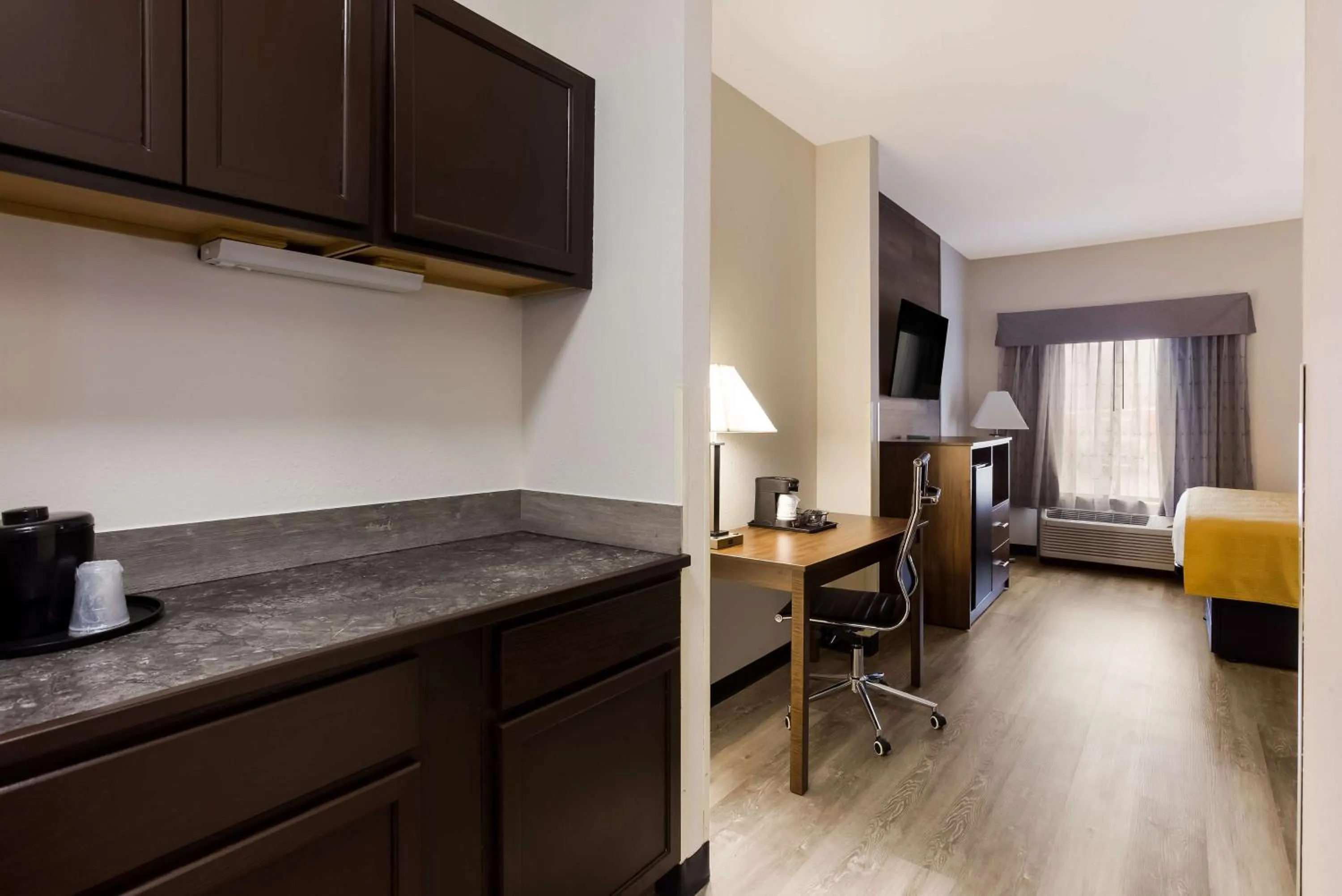 King Suite with Sofa Bed in Best Western Crossroads Inn