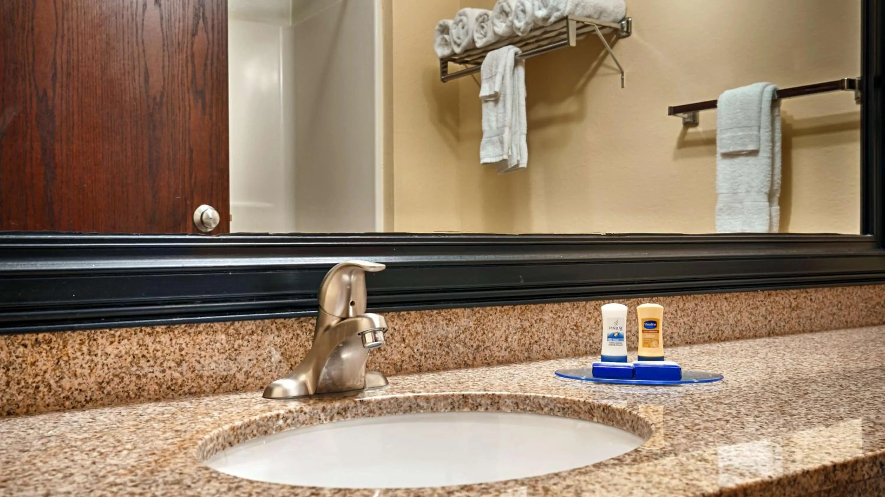 Queen Room - Disability Access/Non-Smoking in Best Western Crossroads Inn