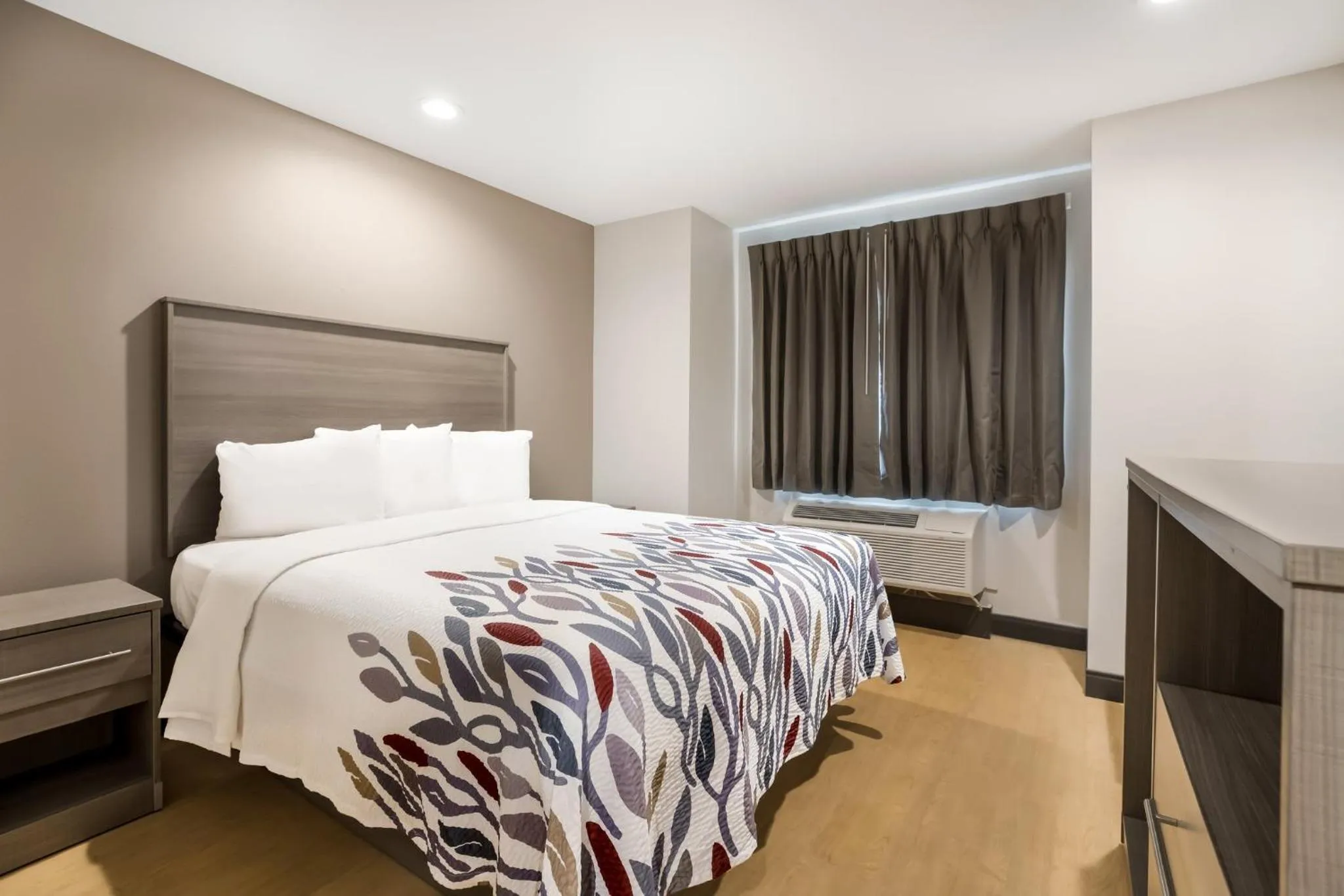 Deluxe Room with One Queen Bed Non-Smoking in Red Roof Inn Sulphur