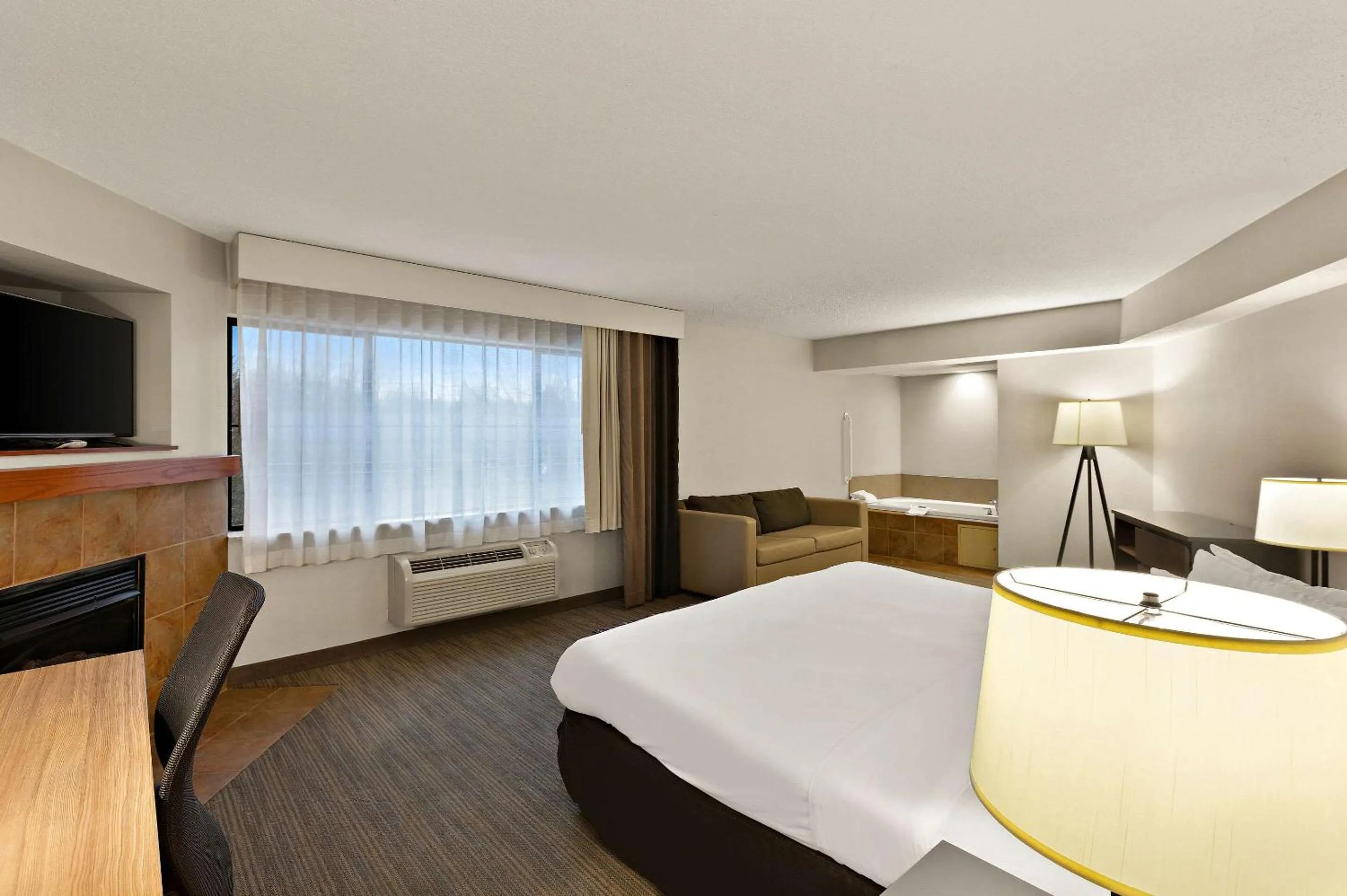 King Suite with Whirlpool and Roll-in Shower in Country Inn & Suites by Radisson, Jonesborough-Johnson City West, TN