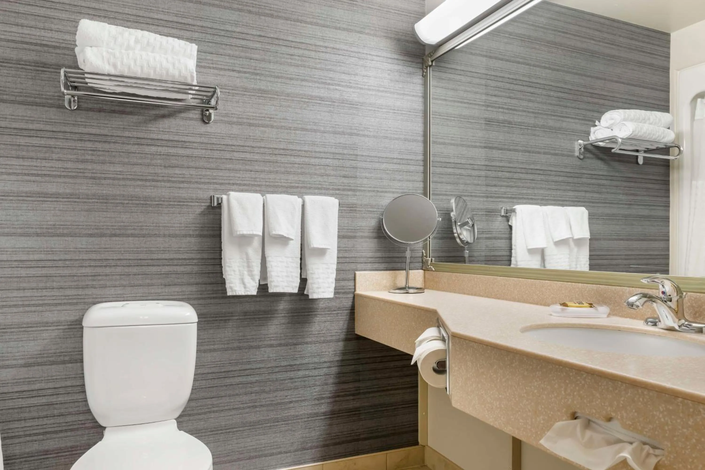 King Room with Bath Tub - Parking in Front of The Room/Mobility Accessible in Best Western Plus Edmundston