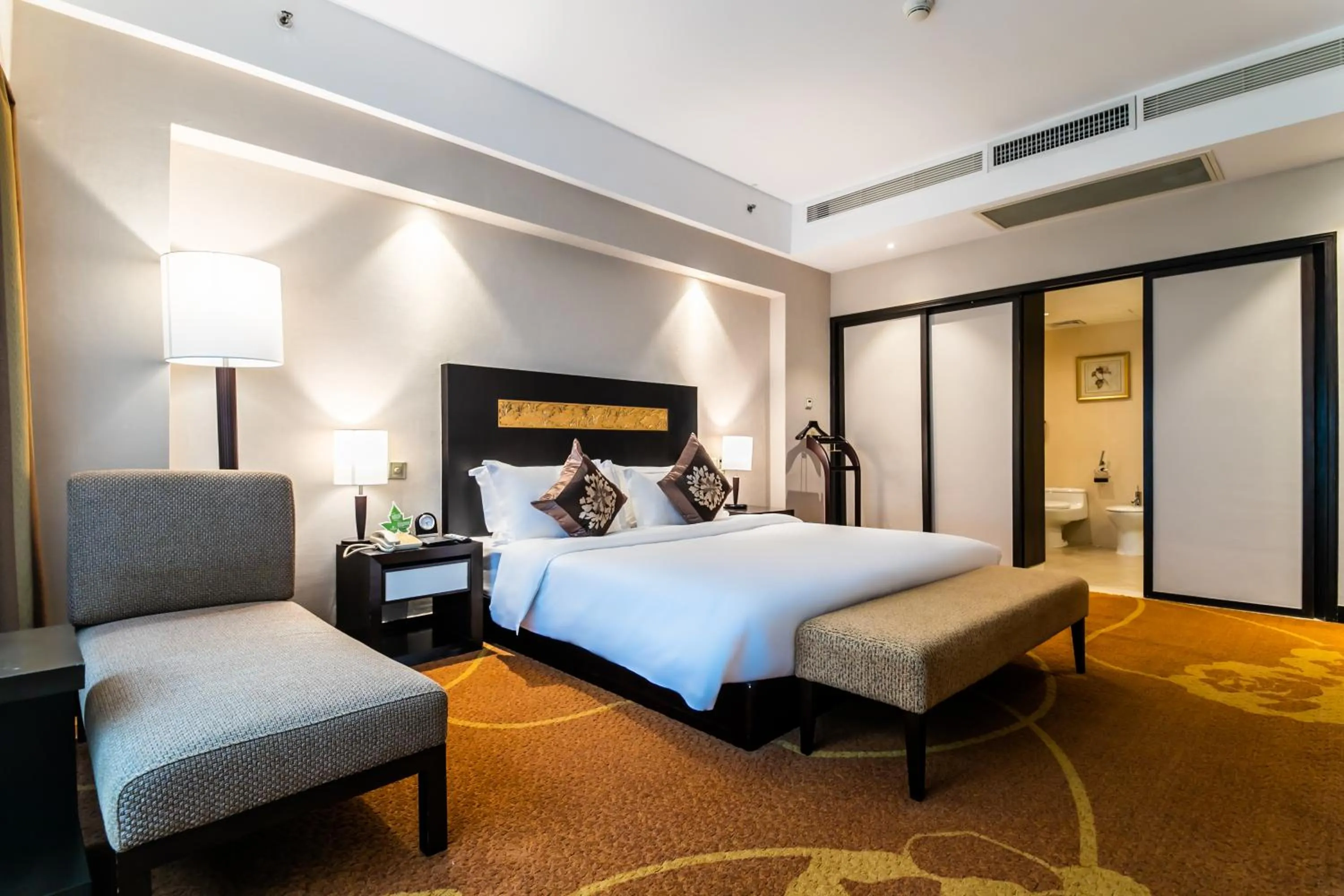 Business Suite in Landmark International Hotel