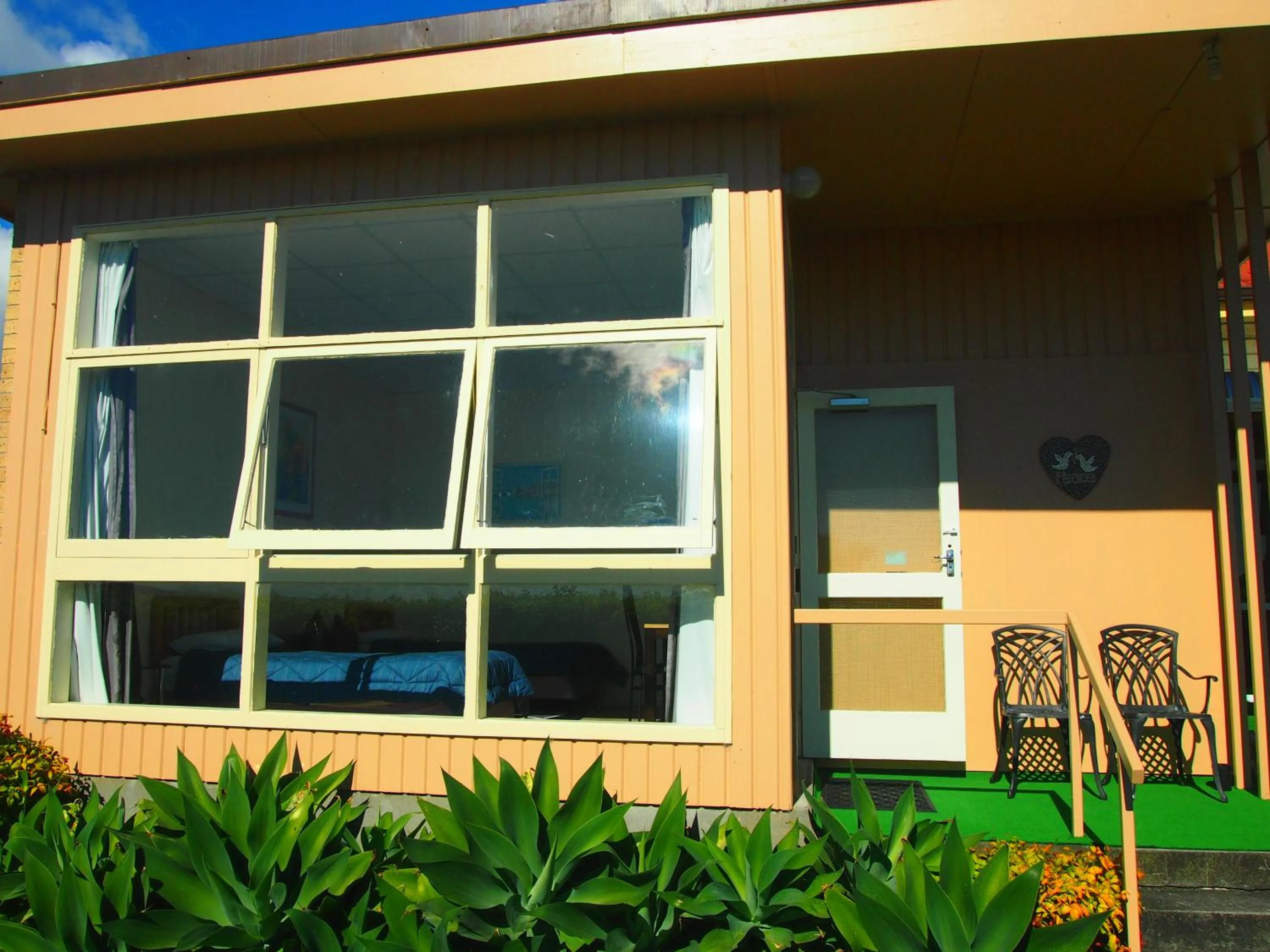 Family One-Bedroom Unit with Lake View in Manor Views NZ