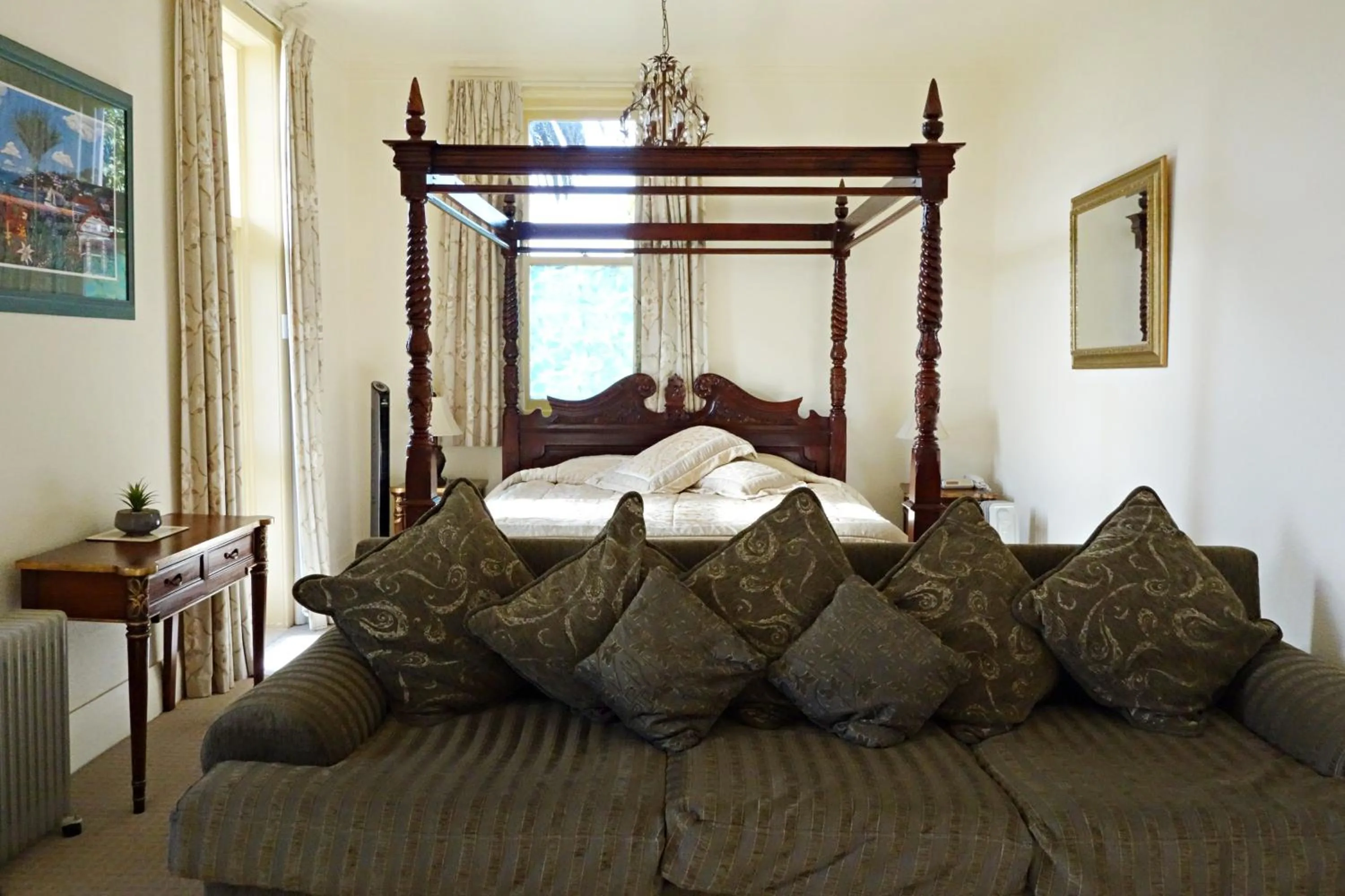 Honeymoon Suite with Lake View in Manor Views NZ