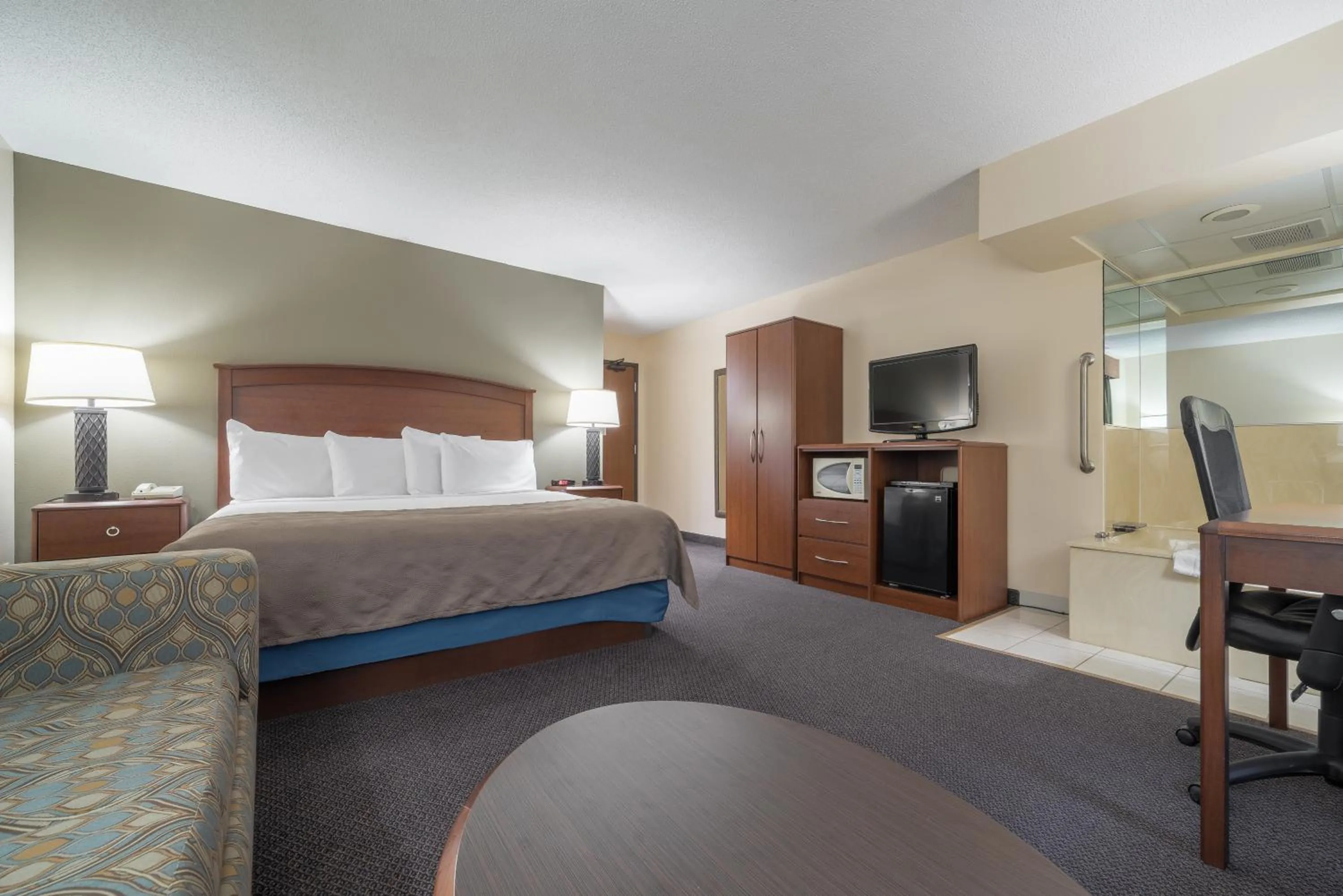 Deluxe King Suite - Non-Smoking in AmericInn by Wyndham Hutchinson