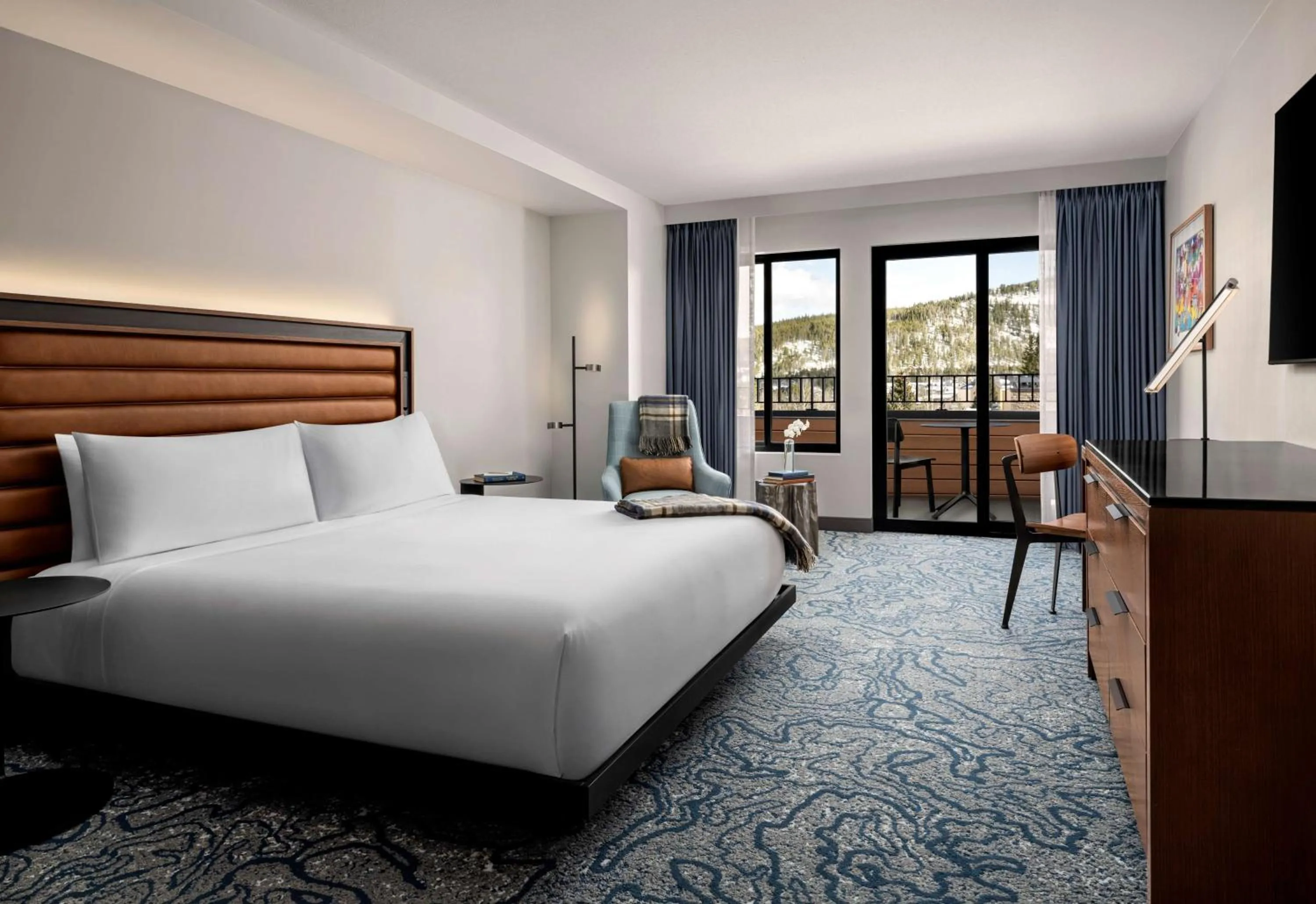 Deluxe King Room with Roll-In Shower - Mobility Access in Hotel Alpenrock Breckenridge, Curio Collection by Hilton