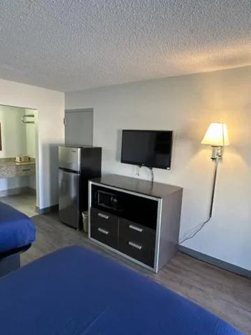 Double Room with Two Double Beds - Smoking in Homelodge Newnan