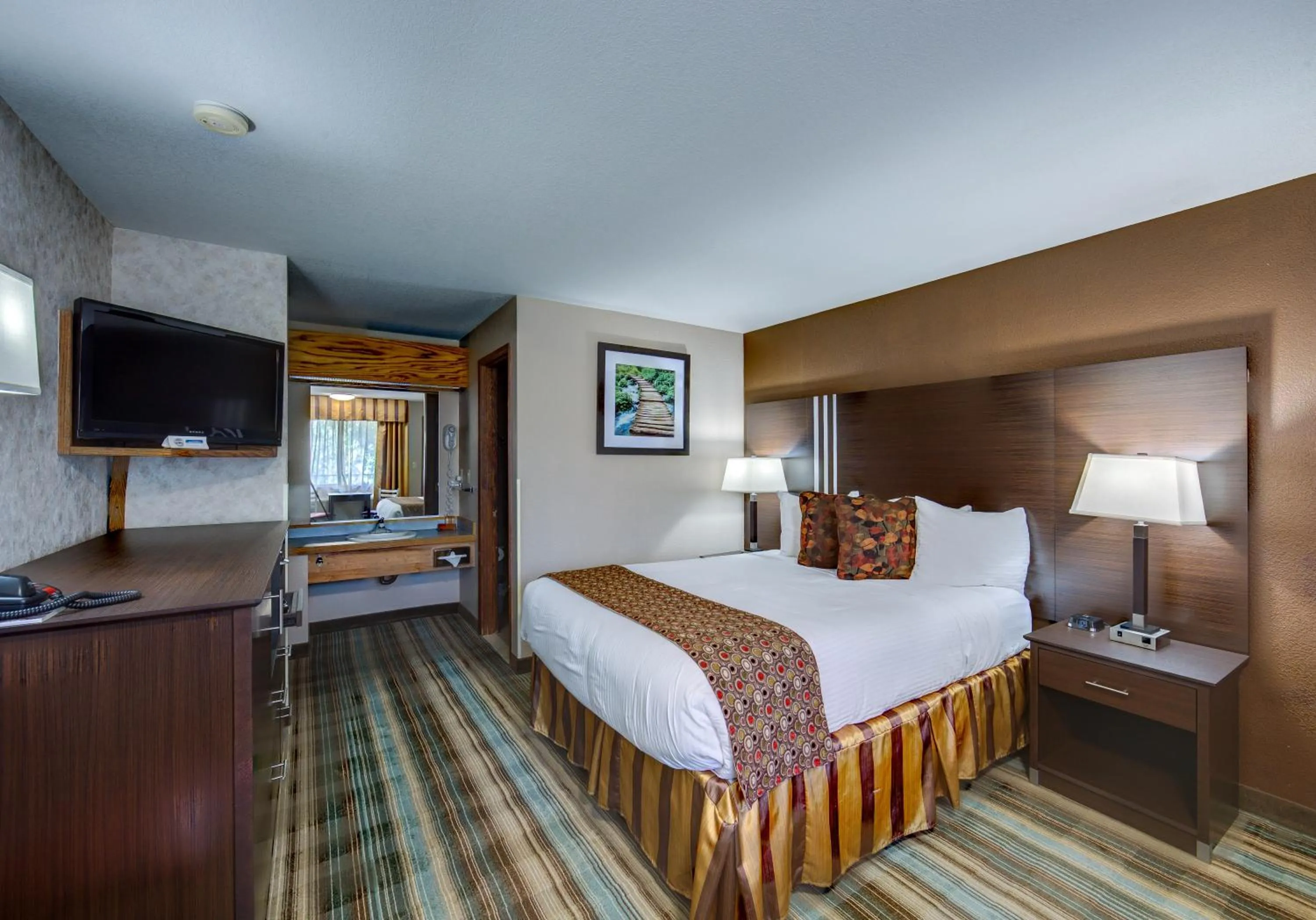 Queen Room - Pet Friendly in Flagship Inn of Ashland