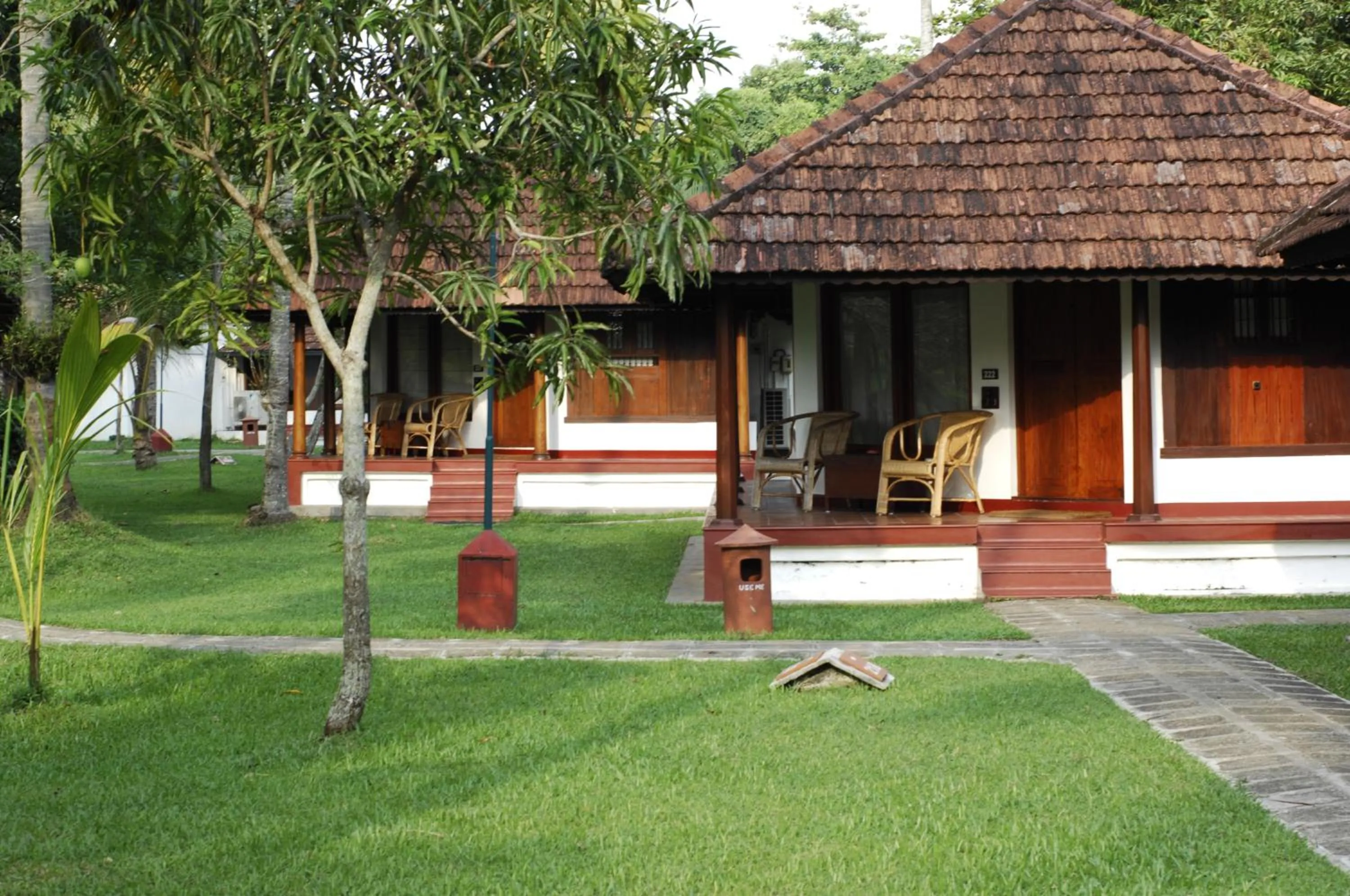 Heritage Bungalow - Complimentary one-hour Sunset cruise (subject to weather conditions) in Coconut Lagoon Kumarakom - A CGH Earth Experience