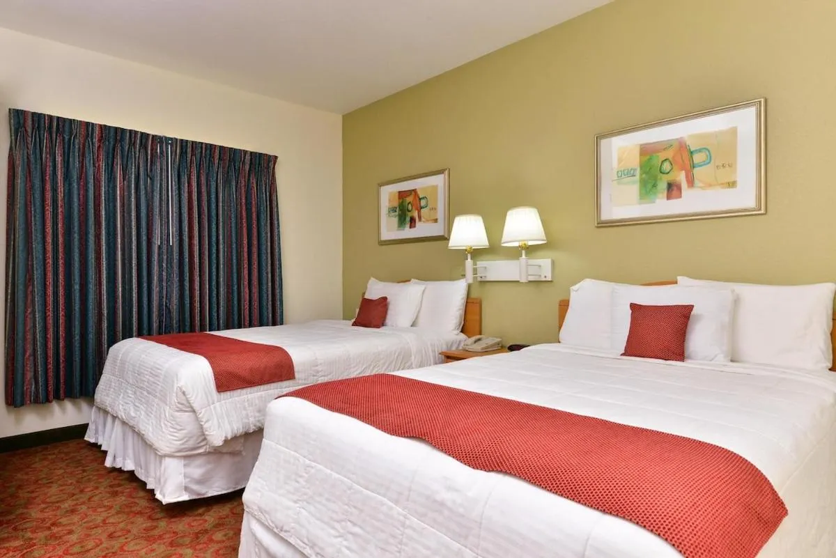 Deluxe Studio with Two Double Beds in Americas Best Value Inn & Suites-Winnie