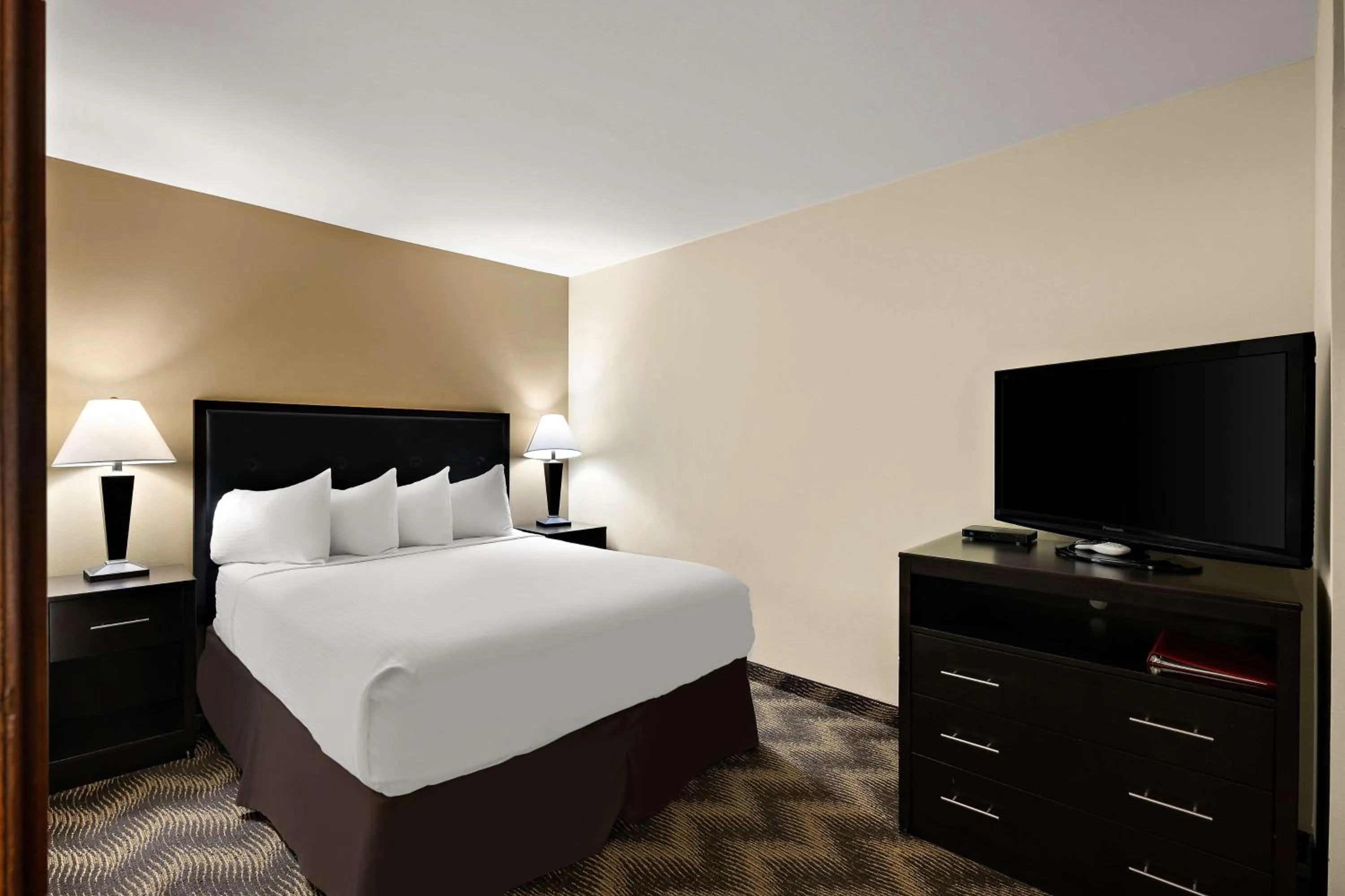 Suite with Three Queen beds in Best Western Plus Gold Country Inn