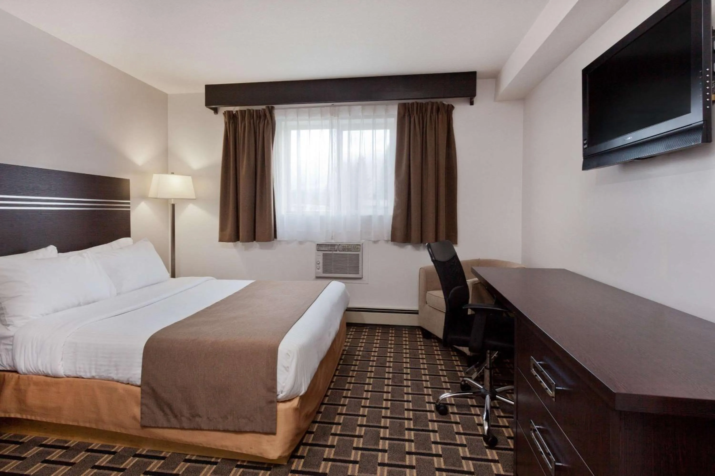 Queen Room - Non-Smoking in Super 8 by Wyndham Valemount