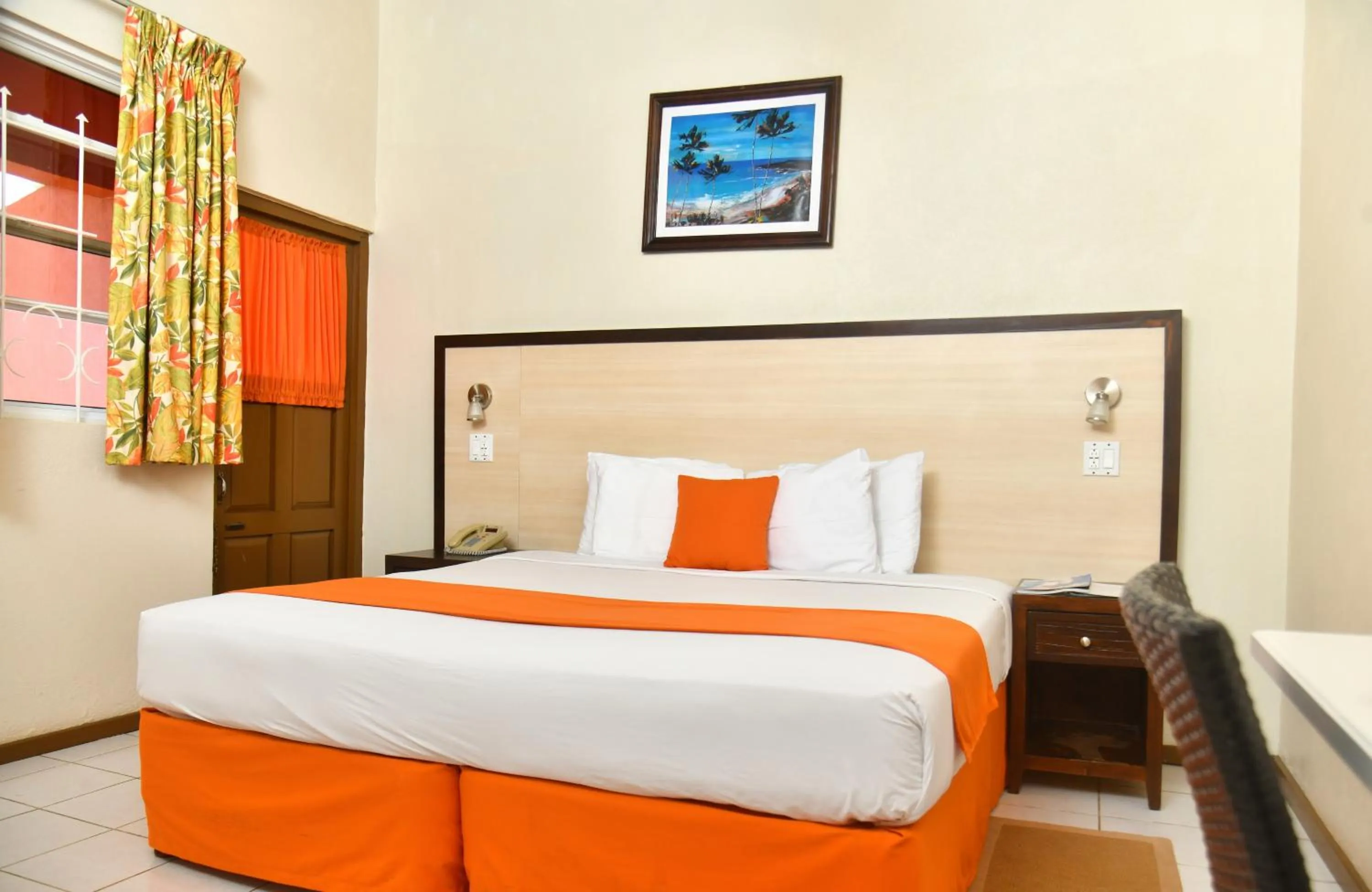 King Room with Pool View in Melbourne Inn