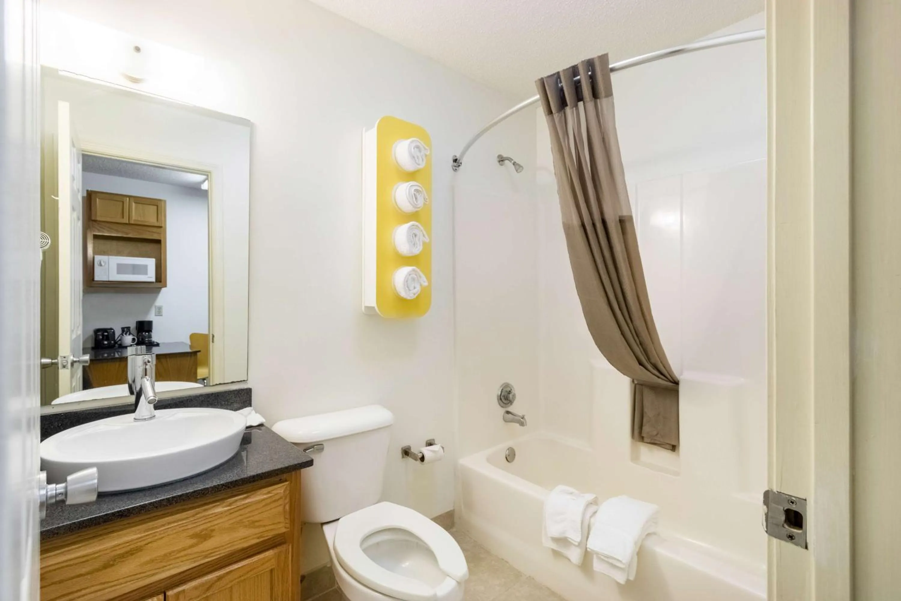 King Room - Disability Access - Smoking in Studio 6-Statesboro, GA