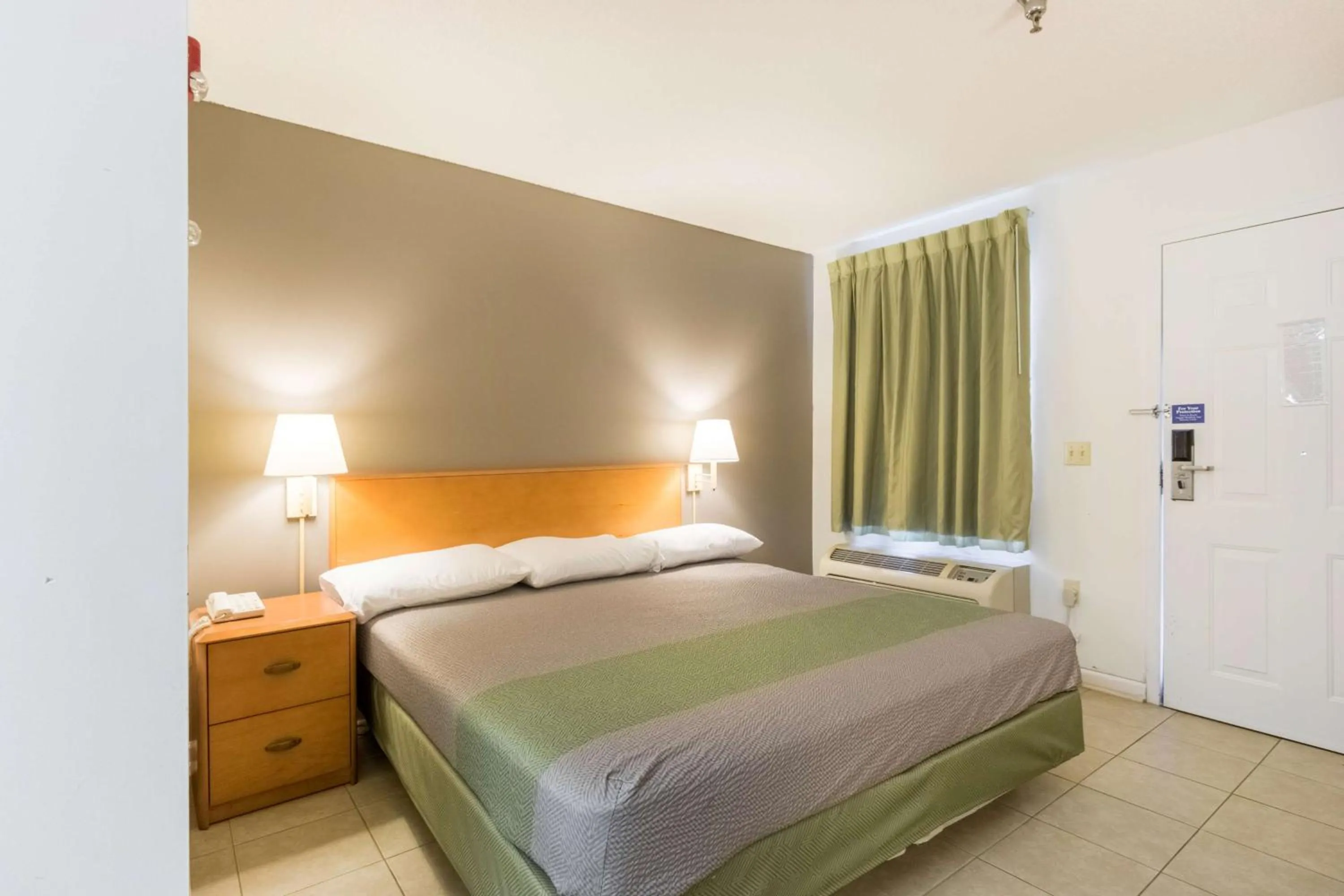 Queen Room - Disability Access - Roll in Shower in Studio 6-Statesboro, GA