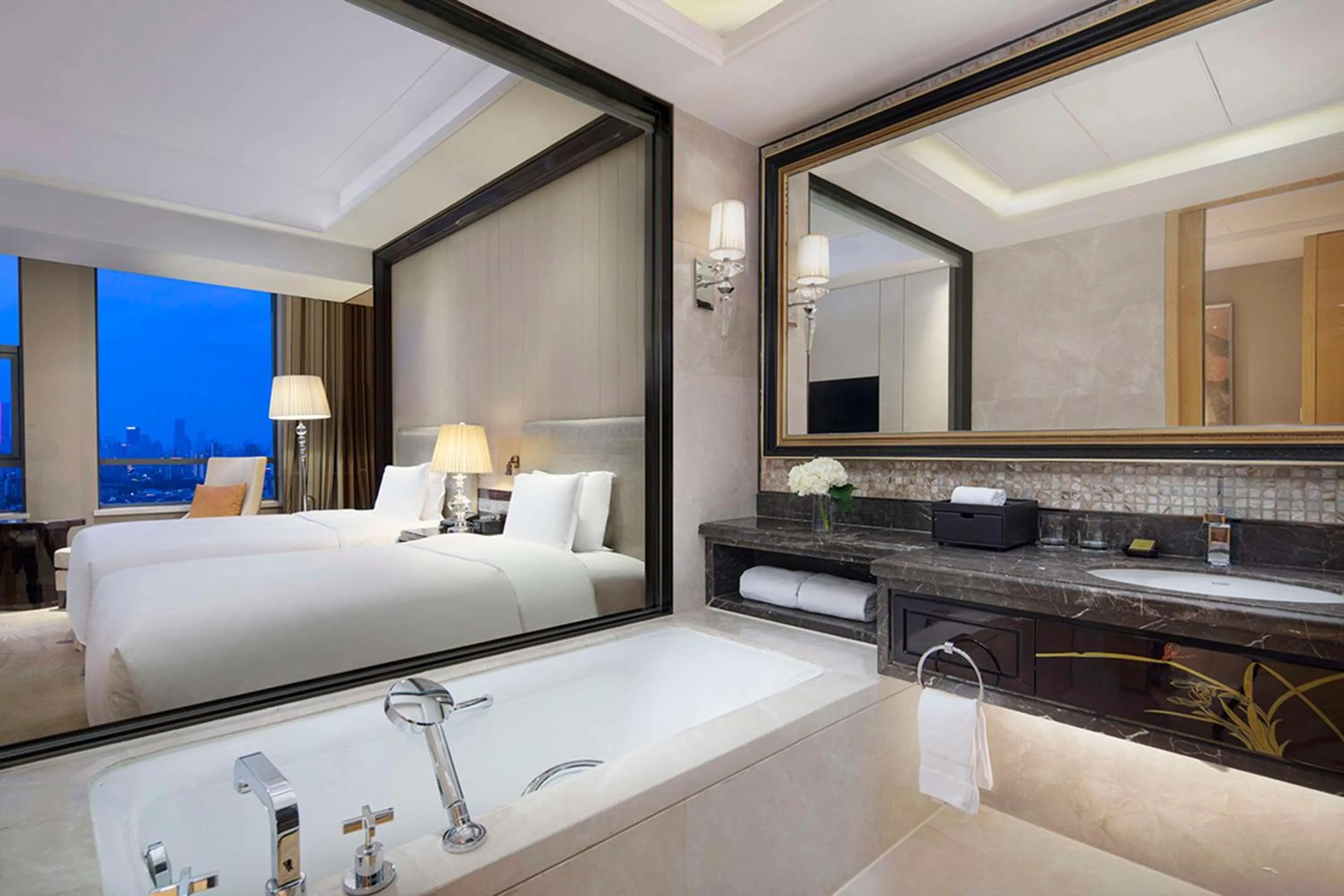 Executive Twin Room with Access to Executive Lounge in Hilton Nanjing