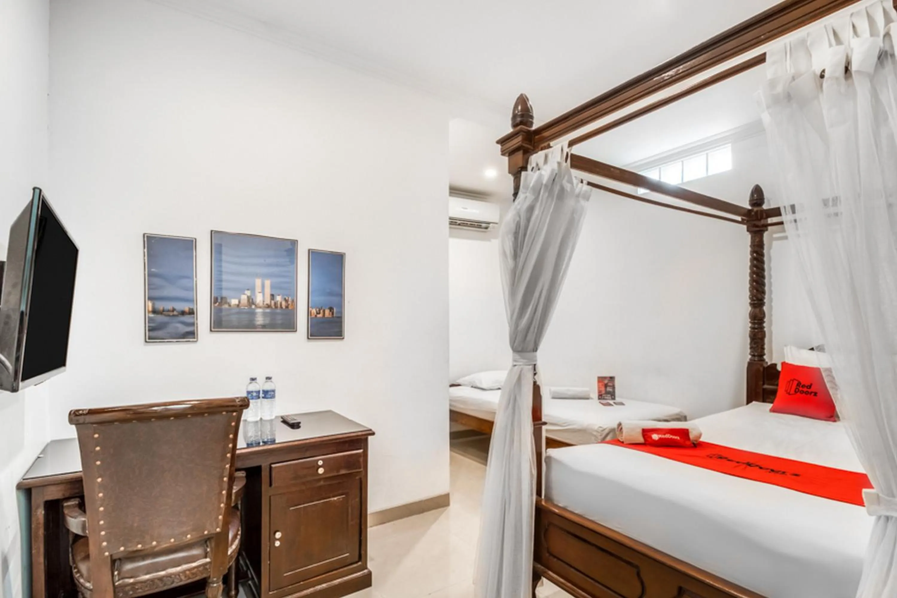 Twin Room in RedDoorz Plus near Lempuyangan Station 4