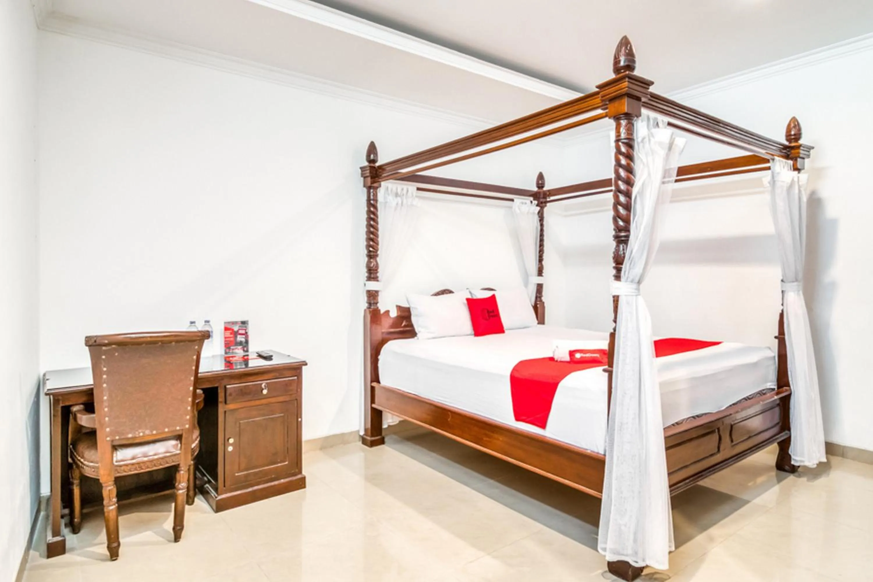 Deluxe Double Room in RedDoorz Plus near Lempuyangan Station 4