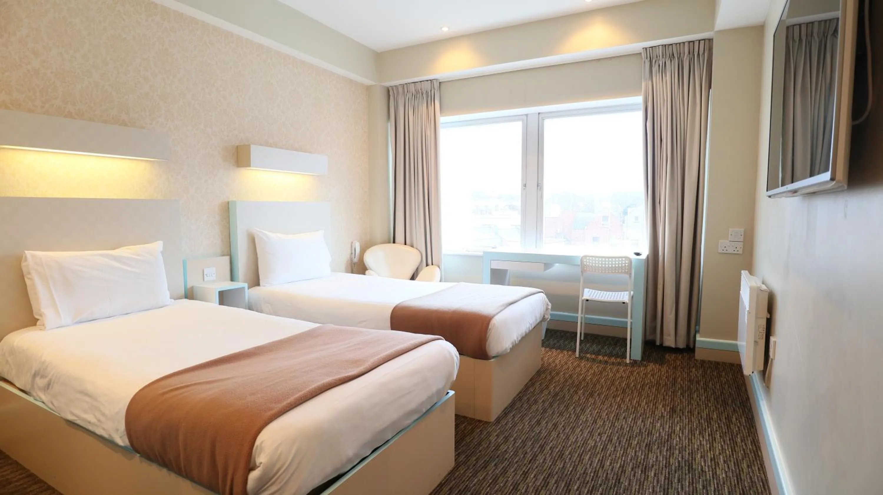 Standard Twin Room in Citrus Hotel Cheltenham by Compass Hospitality