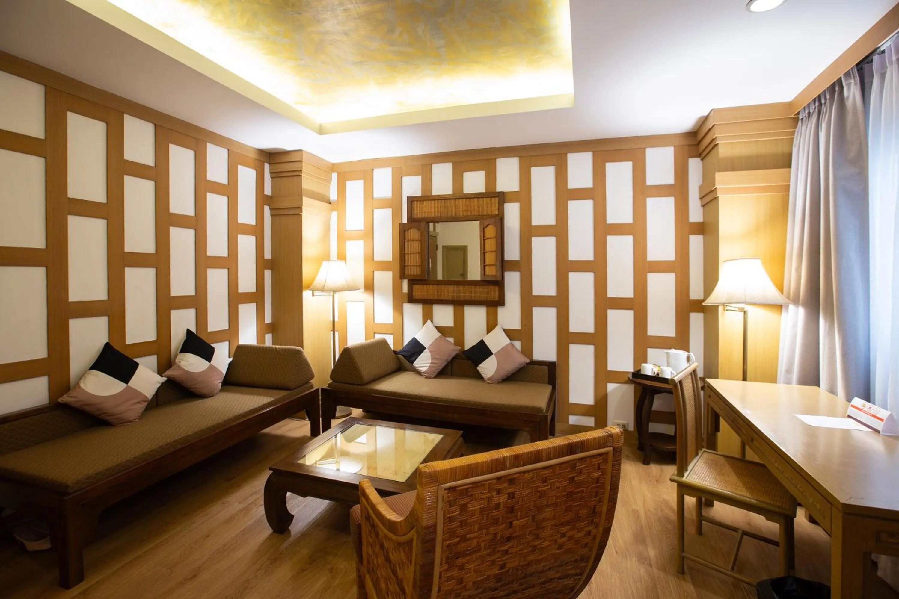 Corner Suite in The Tarntawan Hotel Surawong Bangkok