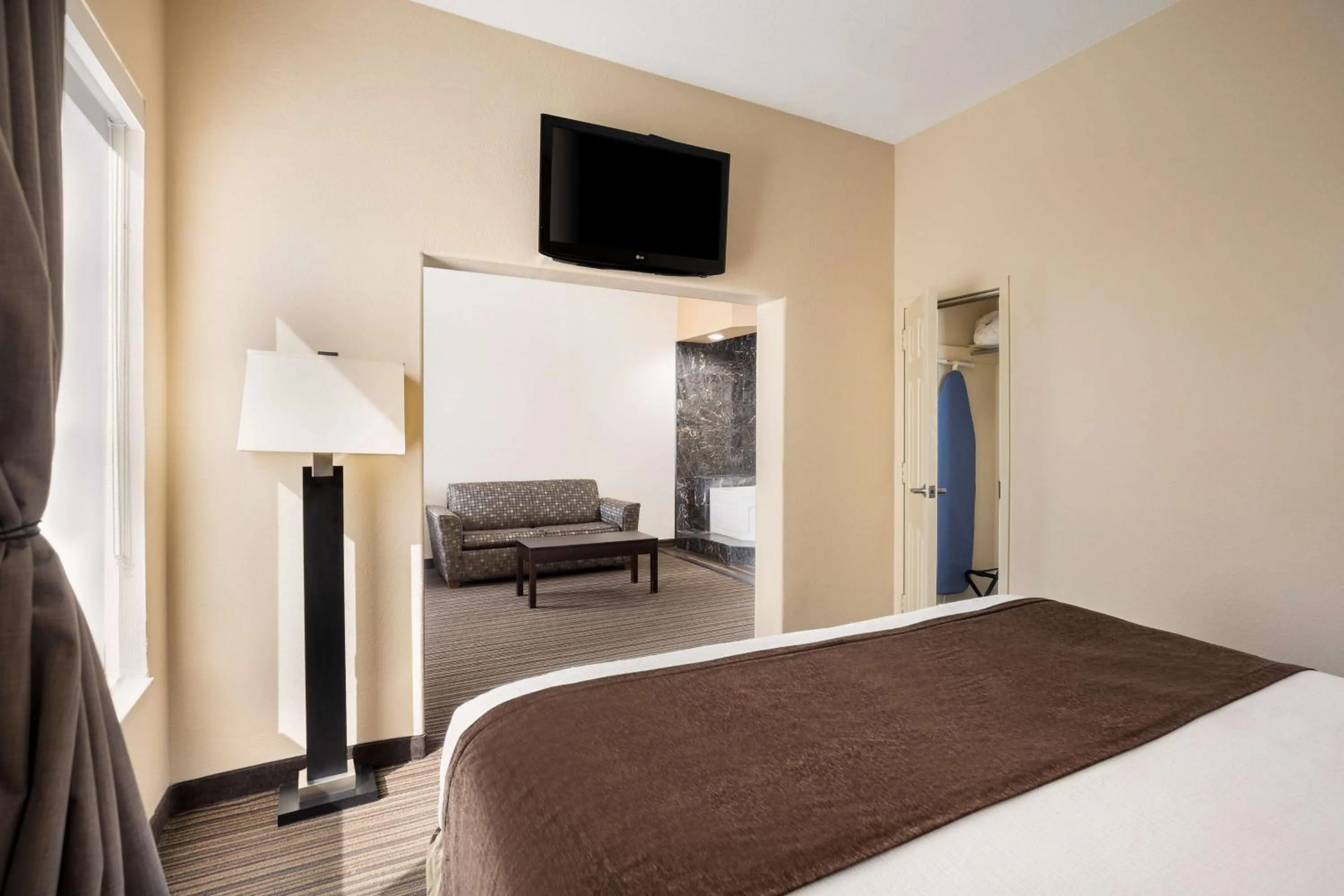 King Suite with Whirlpool in Best Western Houma Inn