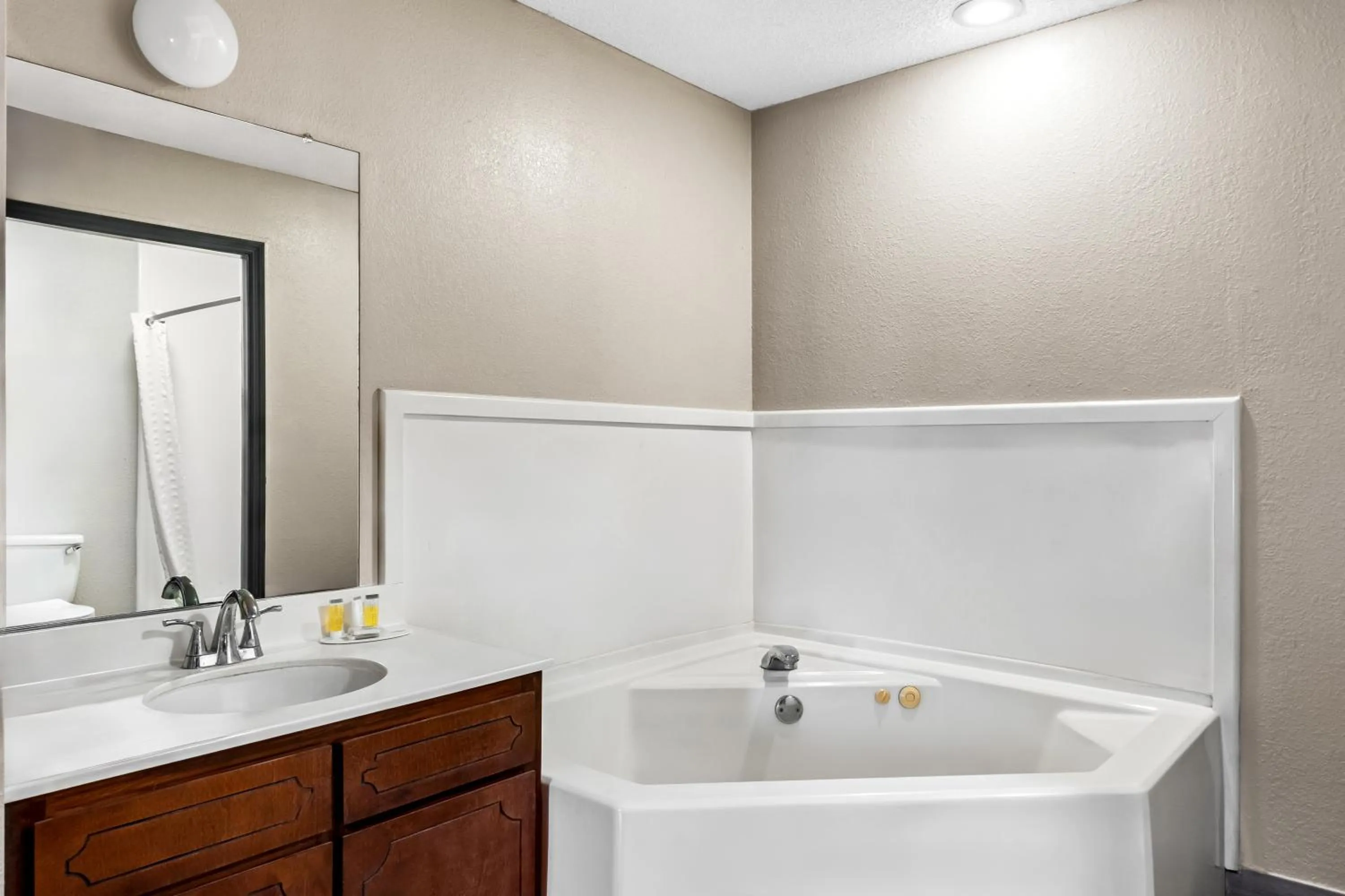 King Studio Suite - Non-Smoking in Days Inn by Wyndham Bainbridge