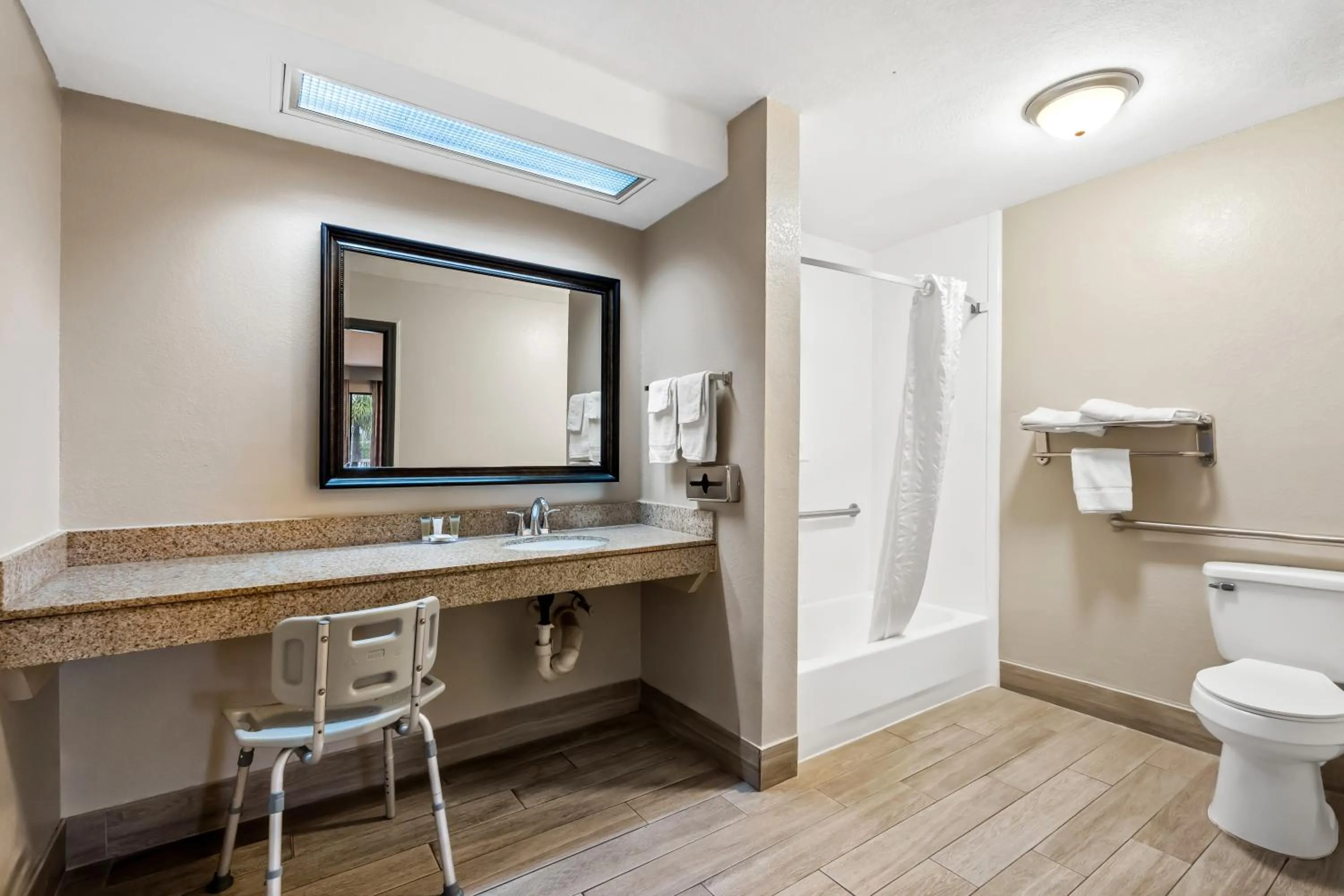 King Room - Disability Access/Non-Smoking in Days Inn by Wyndham Bainbridge