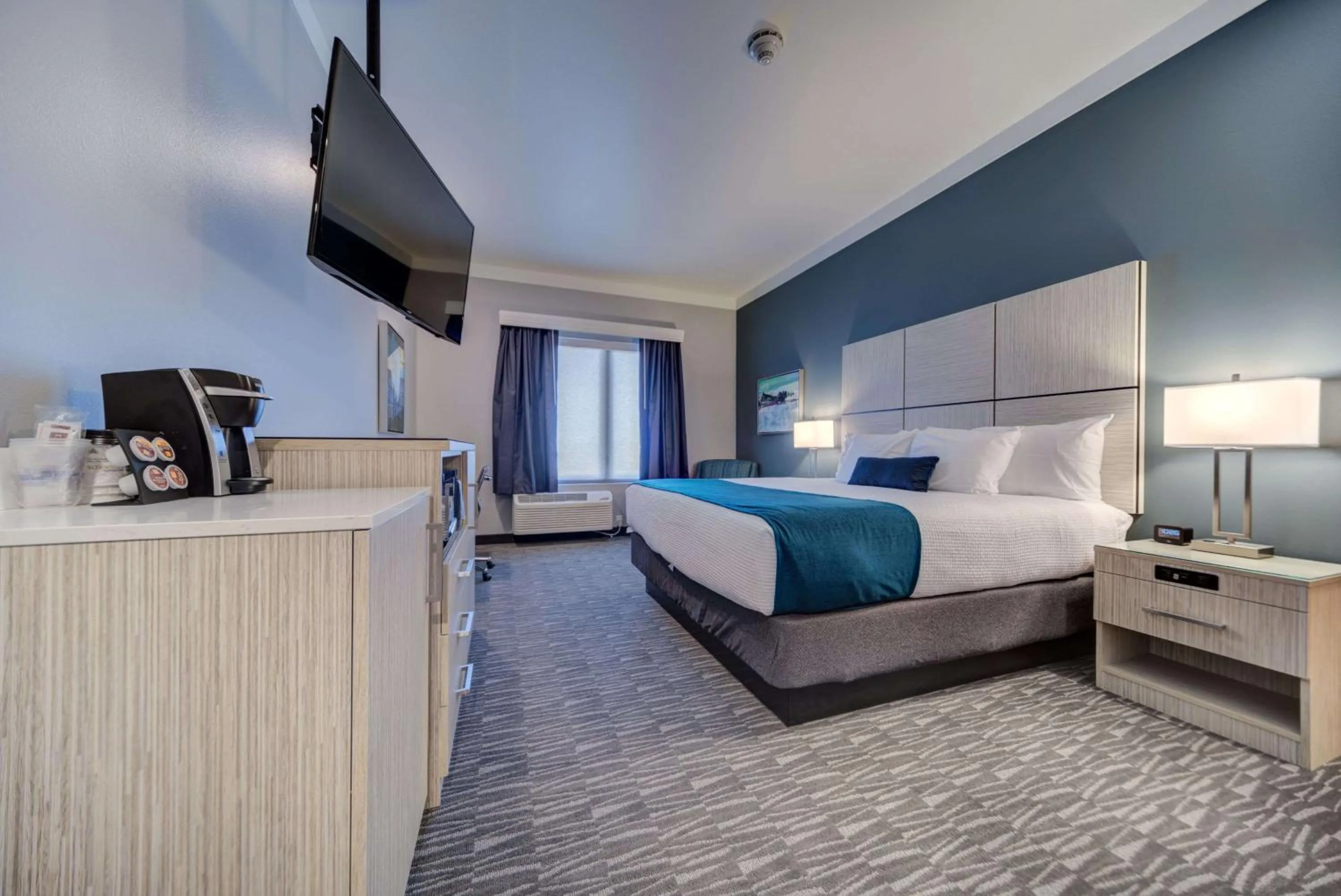 King Room with Sofa Bed and Moutain View in Hotel Peppertree Bend, BW Premier Collection