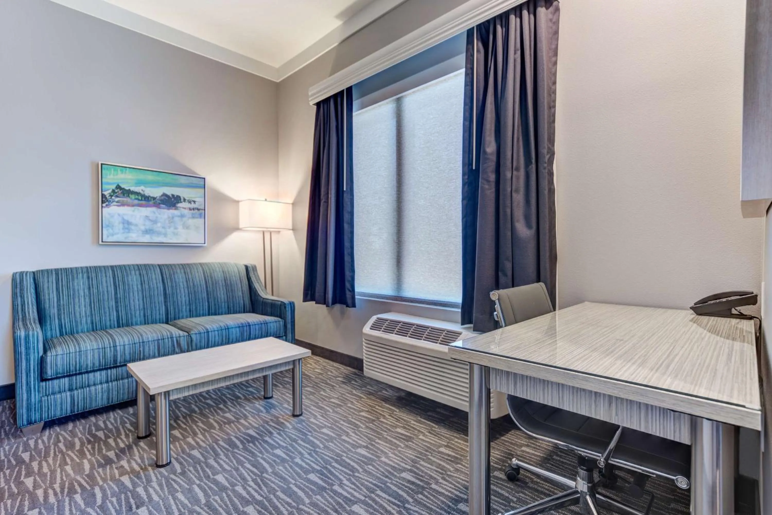 Queen Suite with Single Bed, Sofa Bed and Fireplace - Mountain View/Non-Smoking in Hotel Peppertree Bend, BW Premier Collection